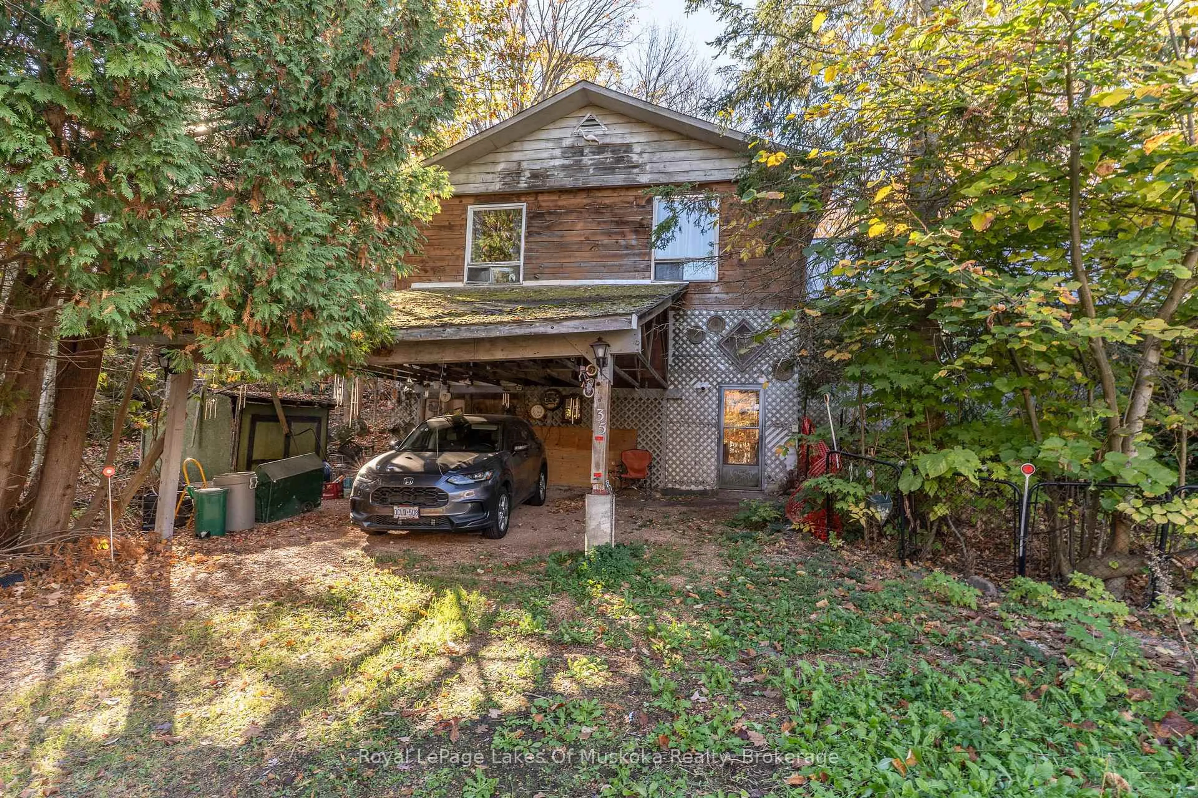 A pic from outside/outdoor area/front of a property/back of a property/a pic from drone, street for 135 Musquash Rd, Gravenhurst Ontario P1P 0E3