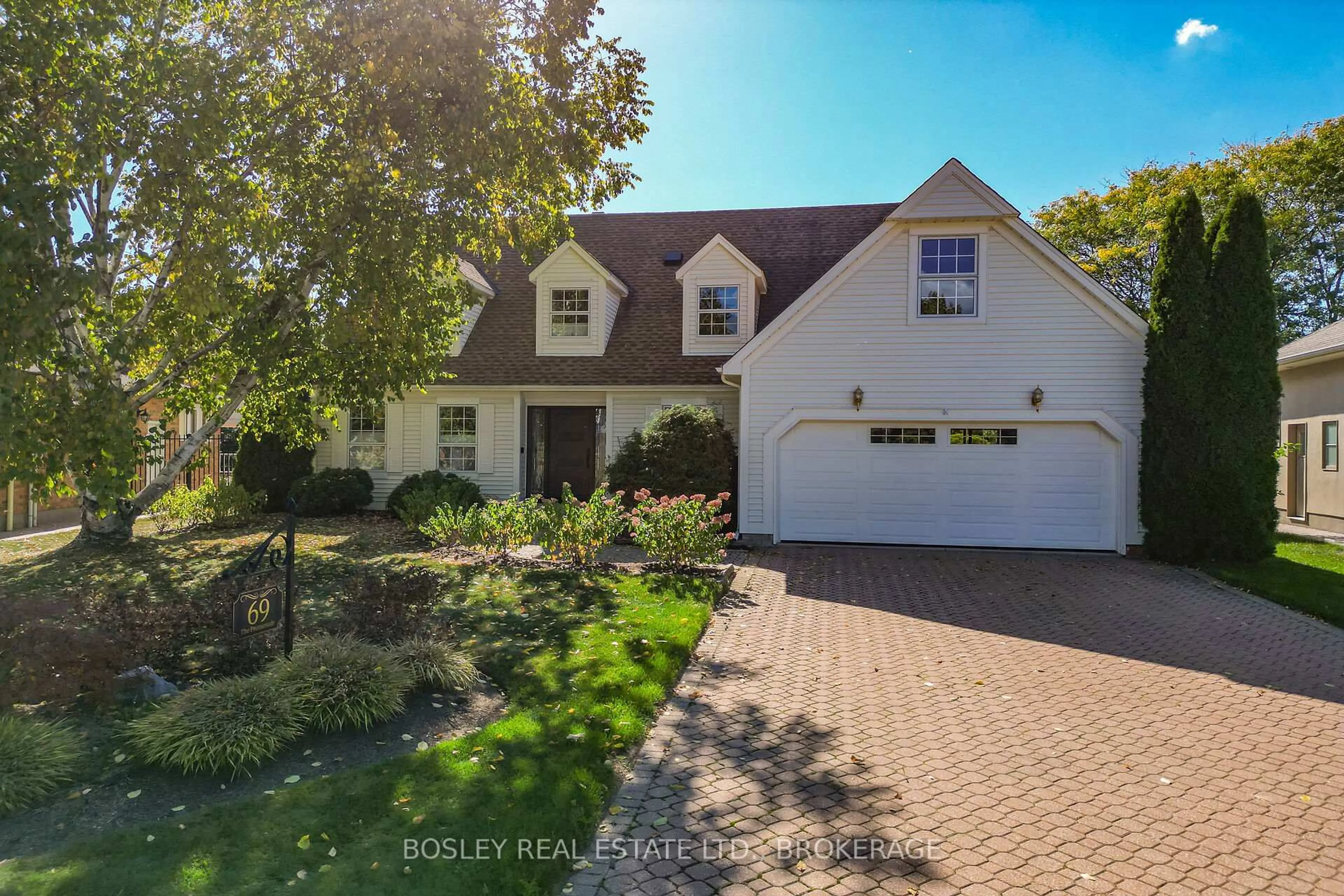A pic from outside/outdoor area/front of a property/back of a property/a pic from drone, street for 69 The Promenade, Niagara-on-the-Lake Ontario L0S 1J0