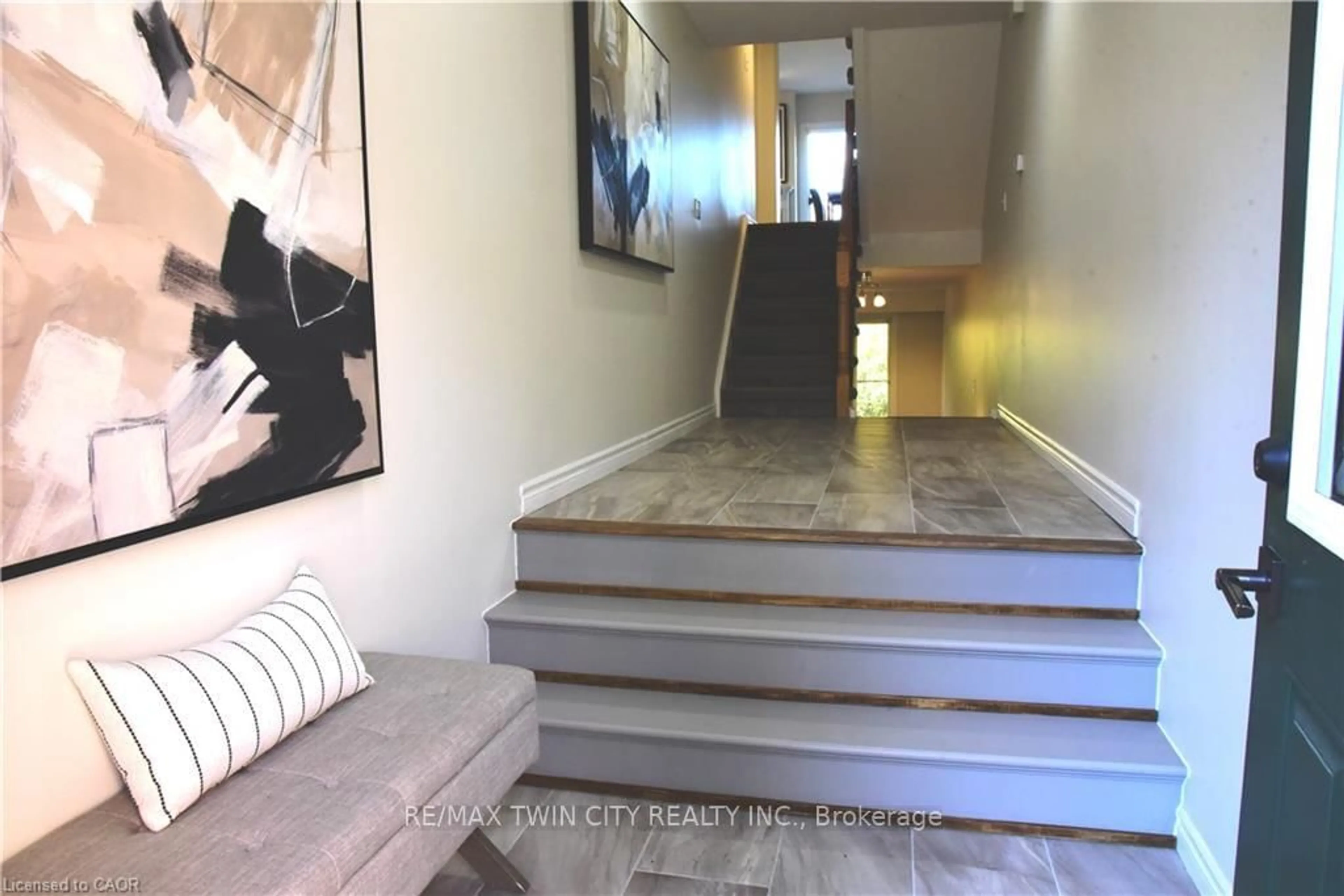 Indoor foyer for 42 GREEN VALLEY Dr #19, Kitchener Ontario N2P 2C3
