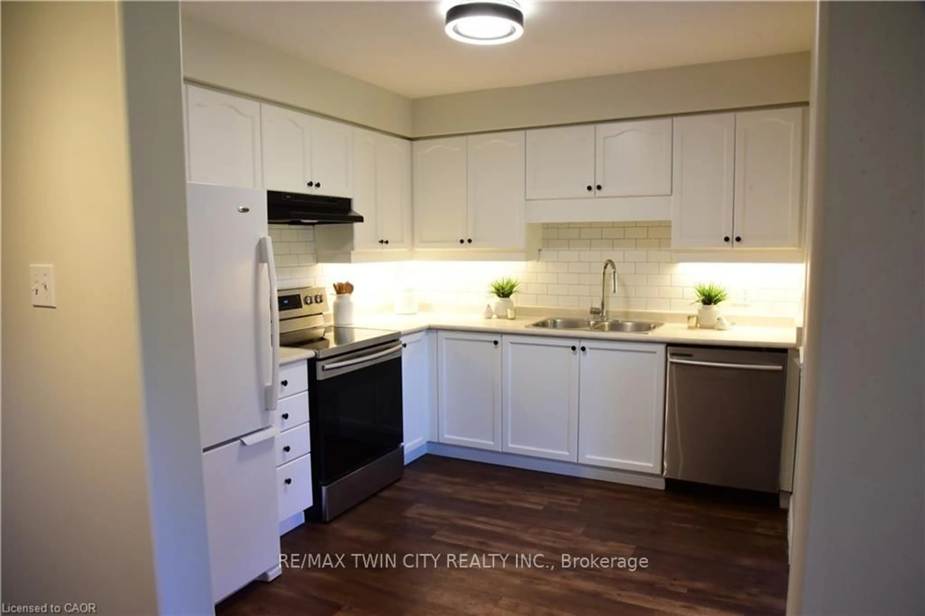 Standard kitchen, unknown for 42 GREEN VALLEY Dr #19, Kitchener Ontario N2P 2C3