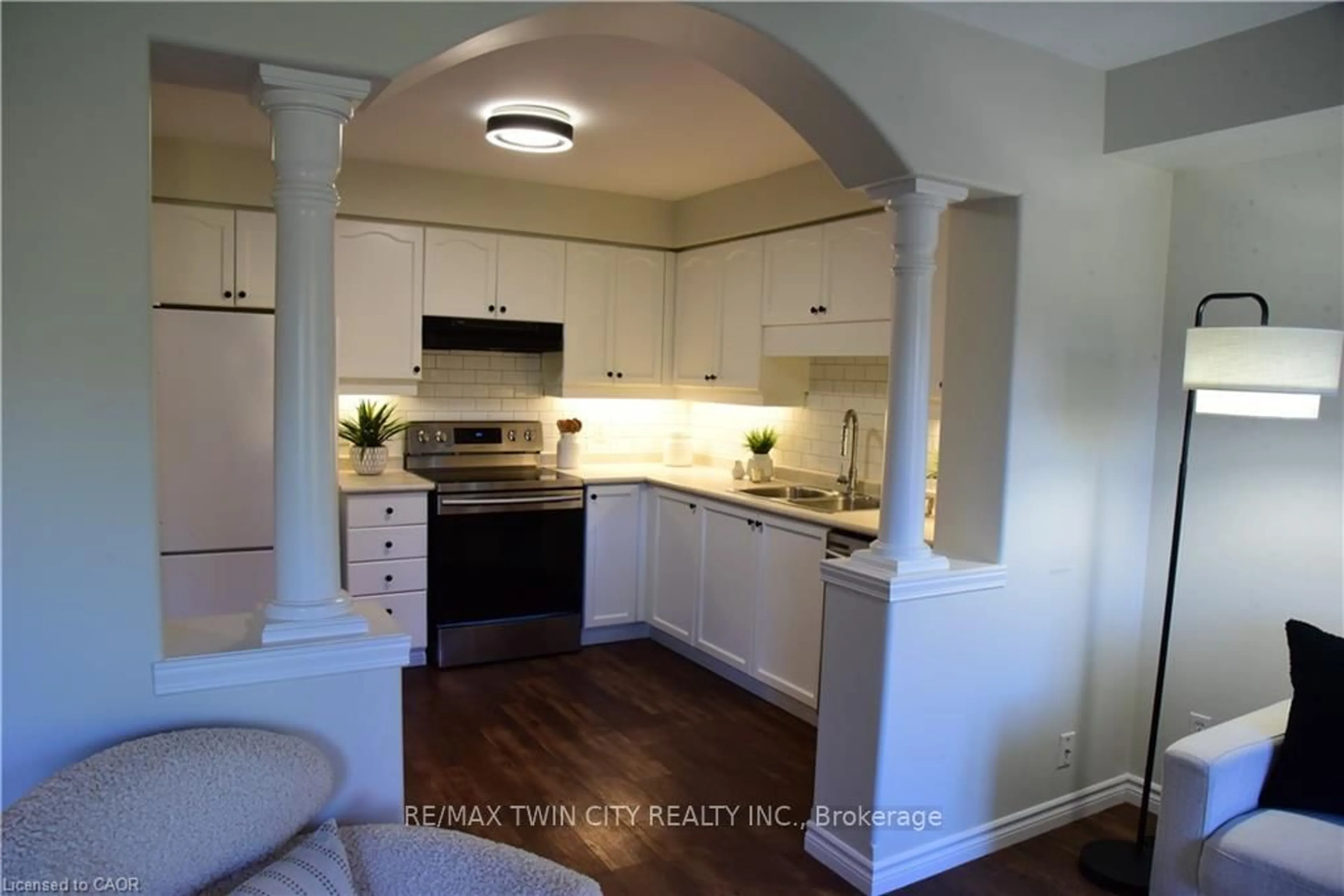 Open concept kitchen, ceramic/tile floor for 42 GREEN VALLEY Dr #19, Kitchener Ontario N2P 2C3