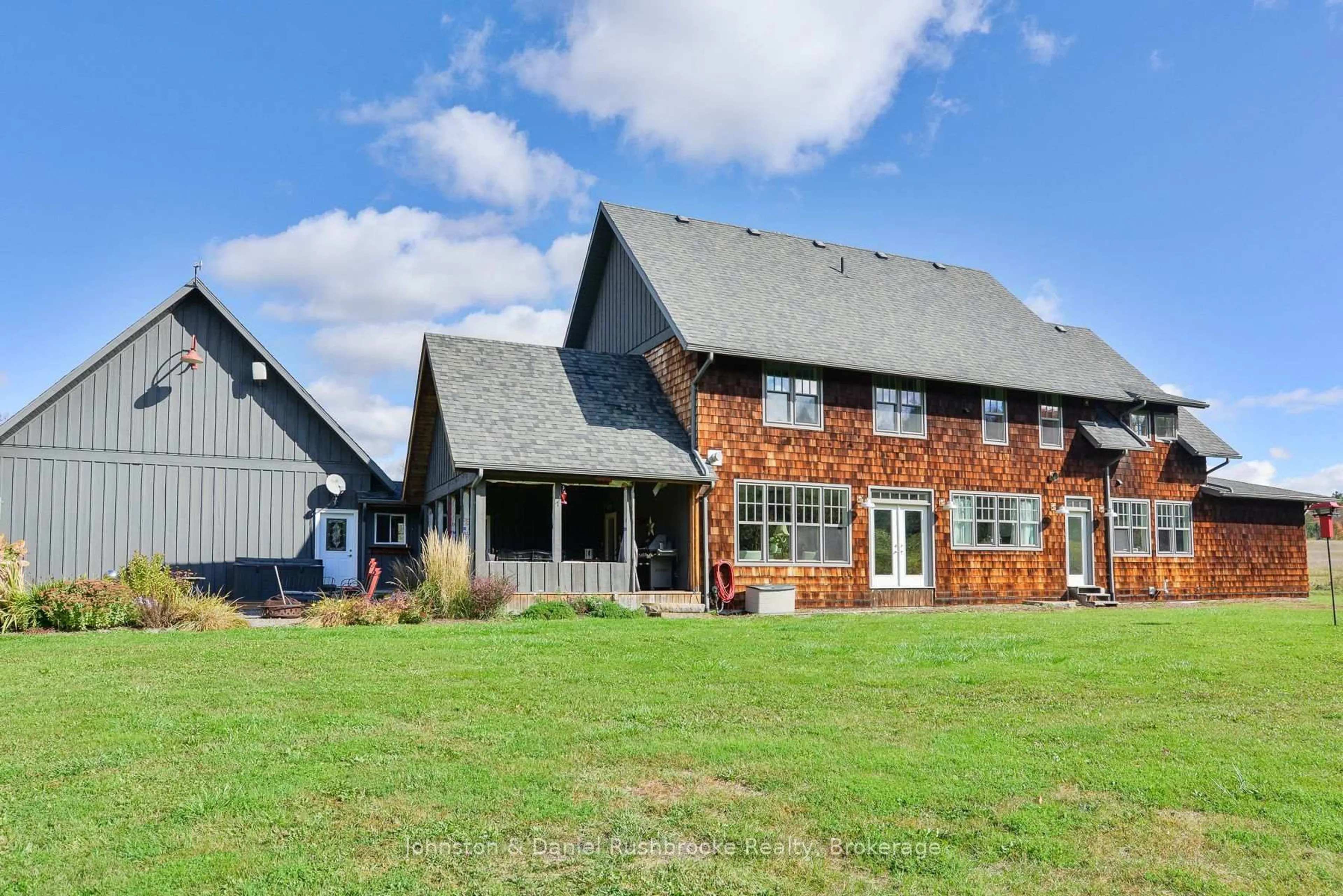 A pic from outside/outdoor area/front of a property/back of a property/a pic from drone, unknown for 1422 Muskoka Rd 118 Rd, Bracebridge Ontario P1L 1W8