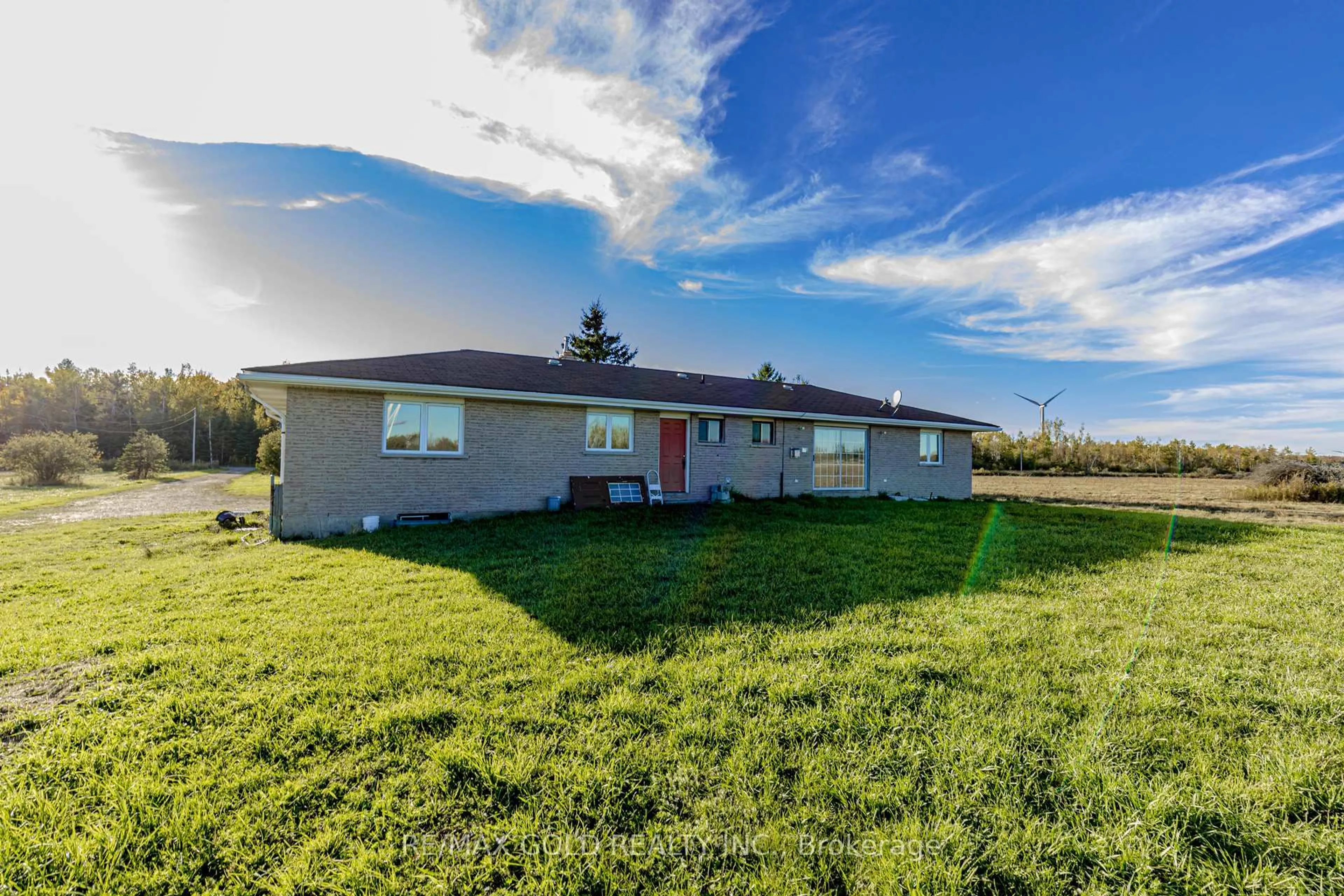 A pic from outside/outdoor area/front of a property/back of a property/a pic from drone, building for 255505 9th Line, Amaranth Ontario L0N 1S5