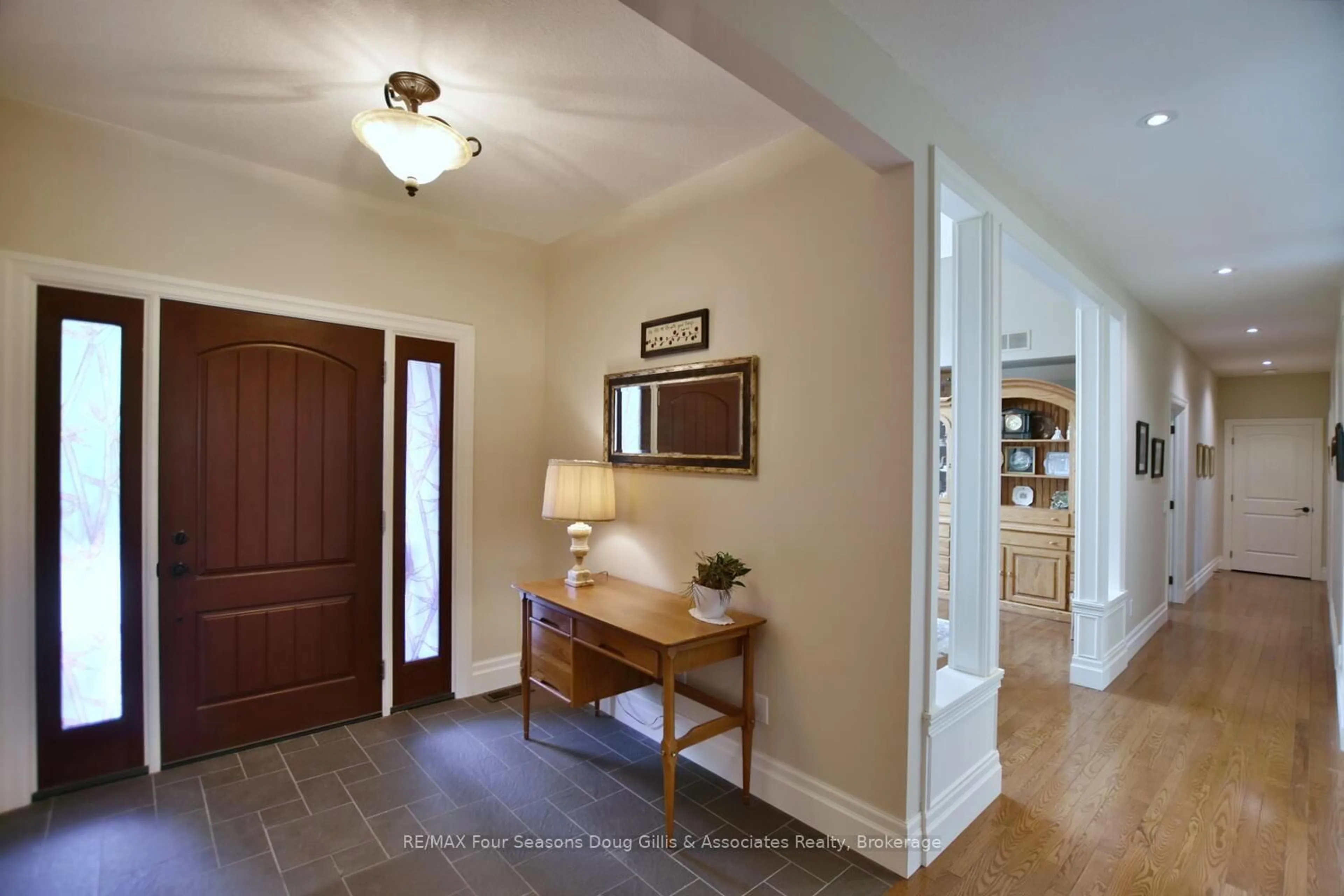 Indoor entryway for 135 Algonquin Dr, Meaford Ontario N4L 0A7