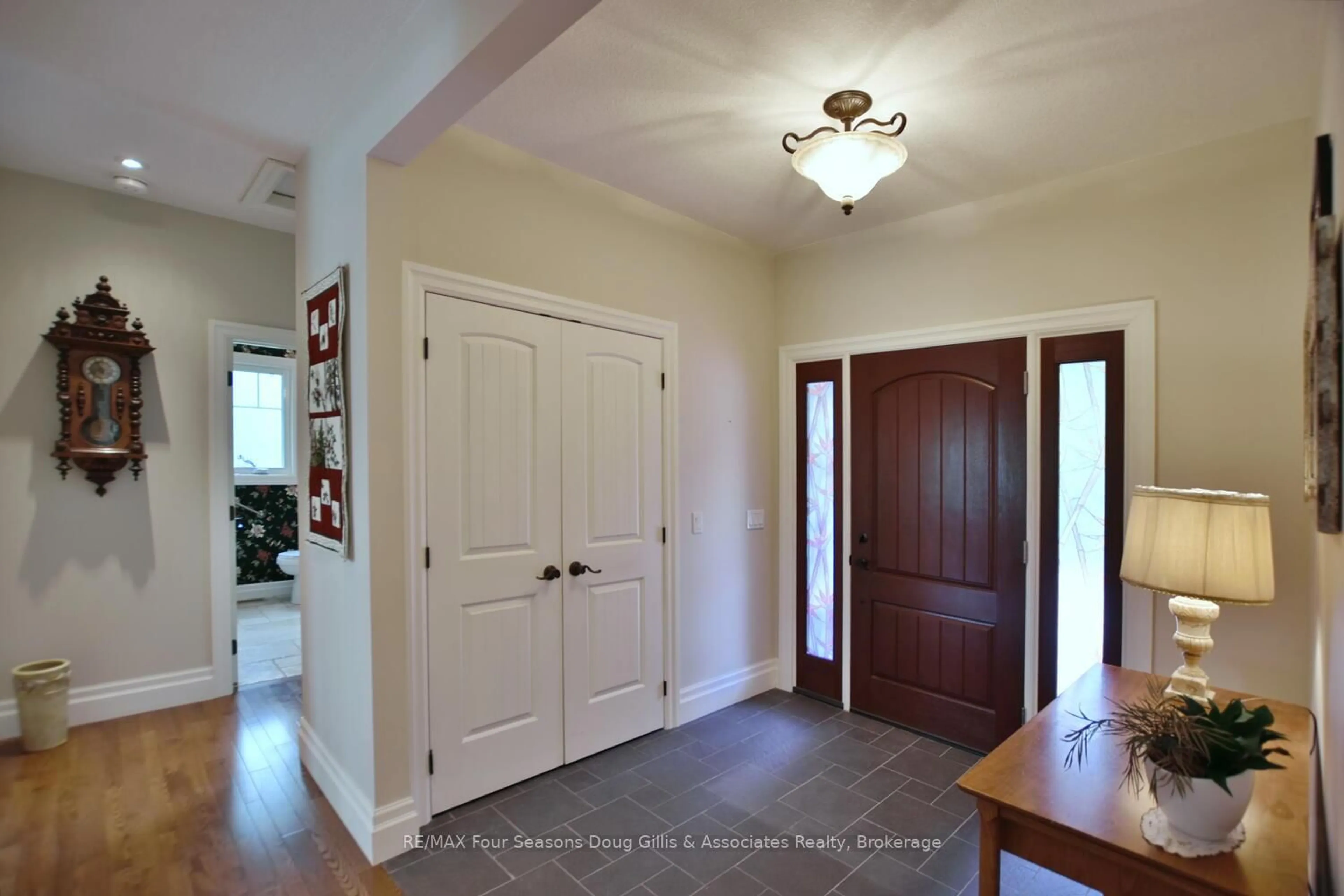 Indoor entryway for 135 Algonquin Dr, Meaford Ontario N4L 0A7