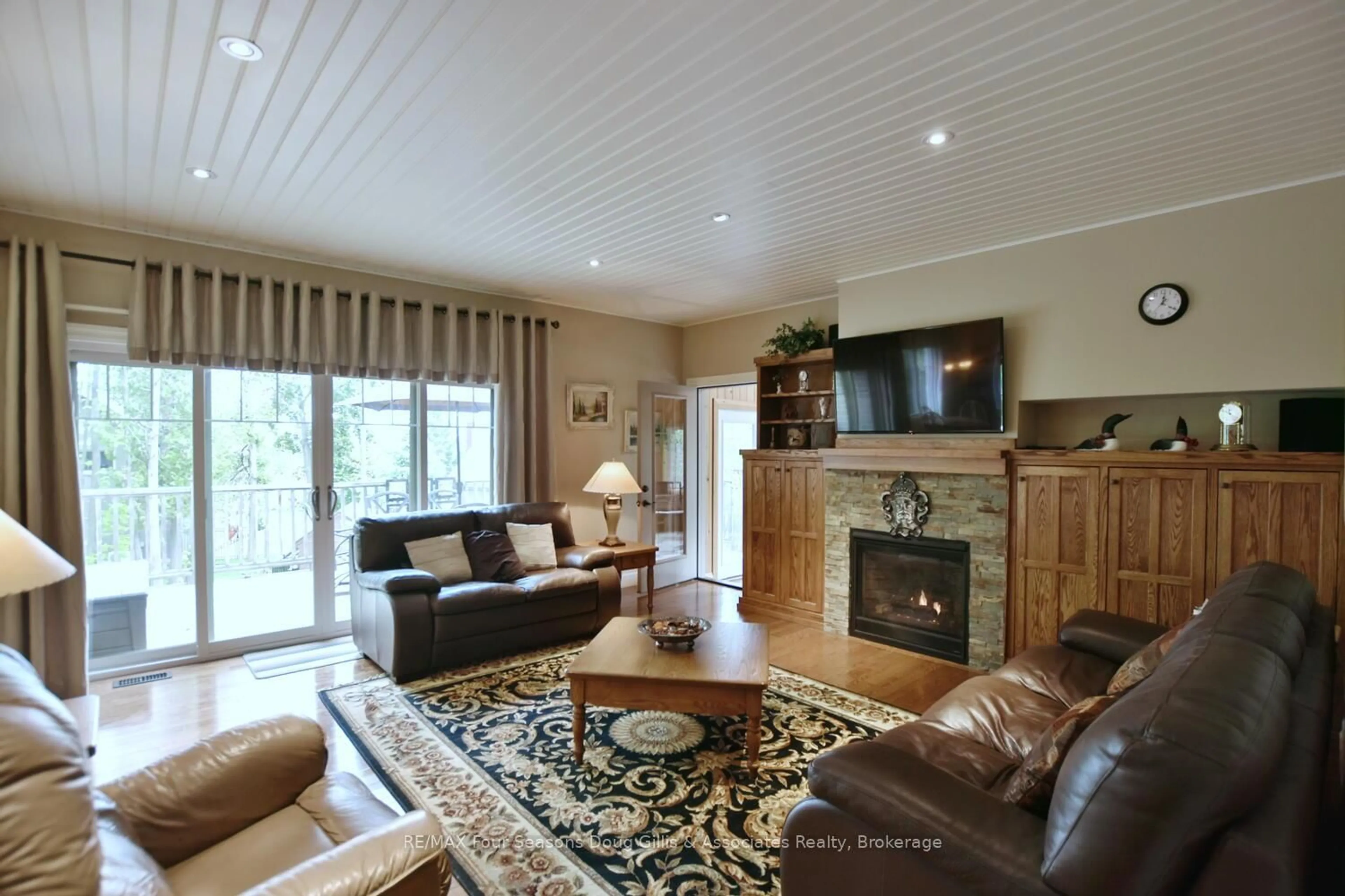 Living room with furniture, unknown for 135 Algonquin Dr, Meaford Ontario N4L 0A7