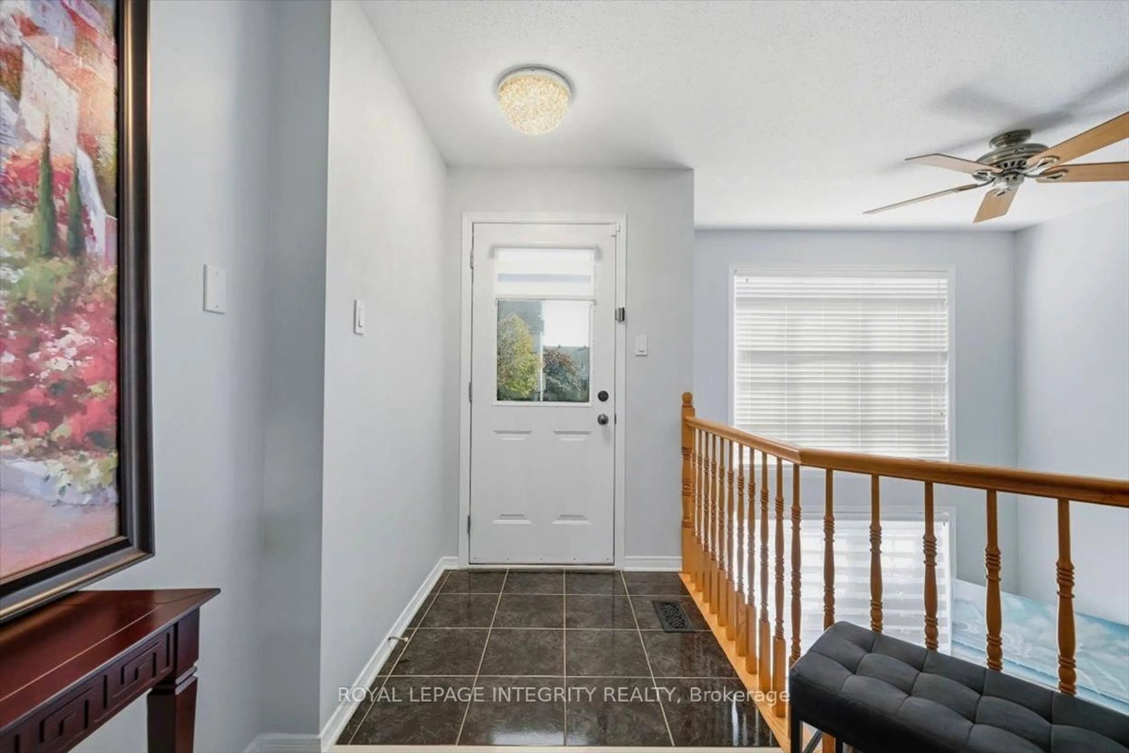 Indoor entryway for 4471 Harper Ave, Ottawa Ontario K1J 1C9