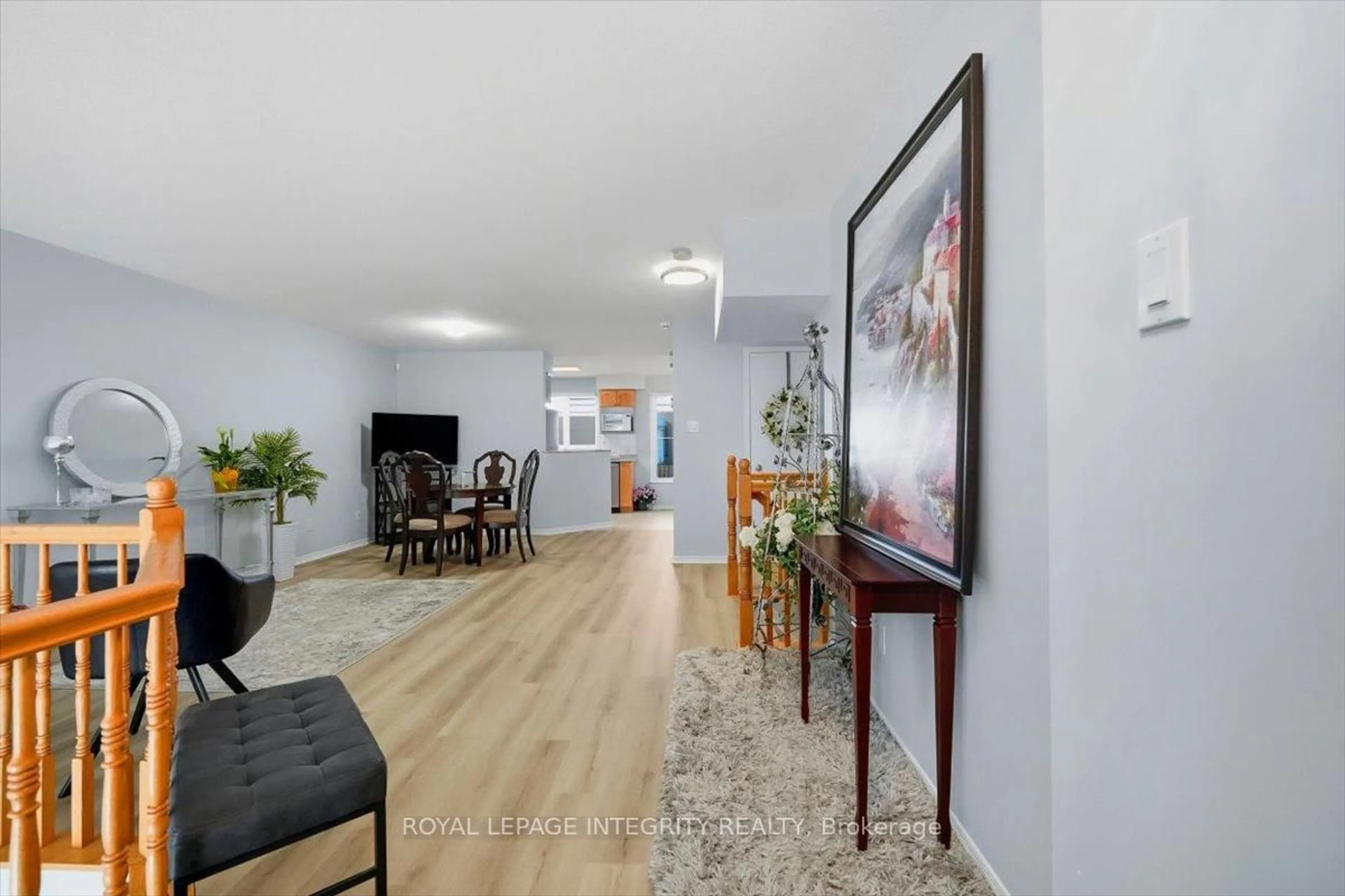 Indoor foyer for 4471 Harper Ave, Ottawa Ontario K1J 1C9