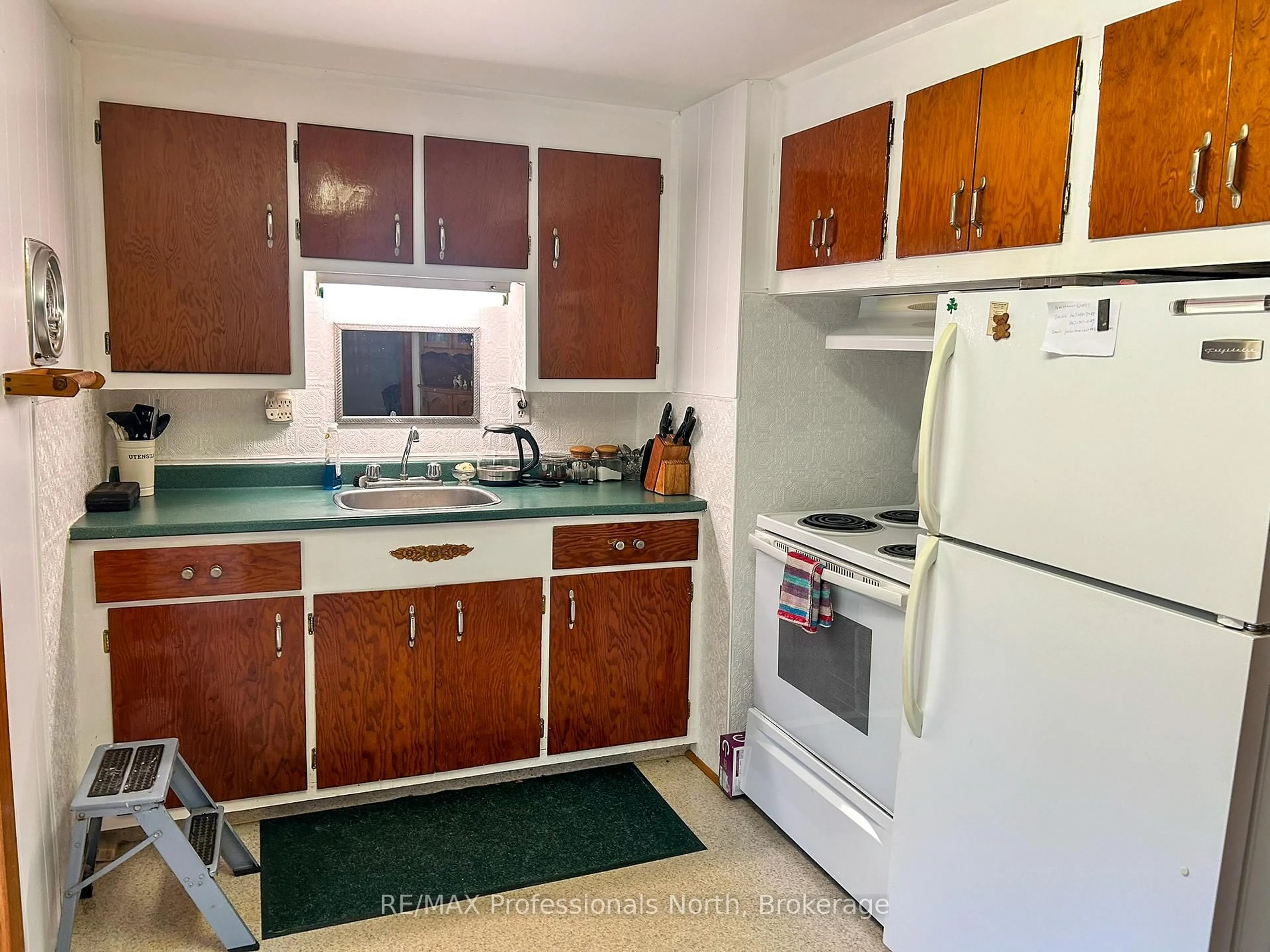 Standard kitchen, unknown for 1067 Yankee Line, Selwyn Ontario K0L 1T0