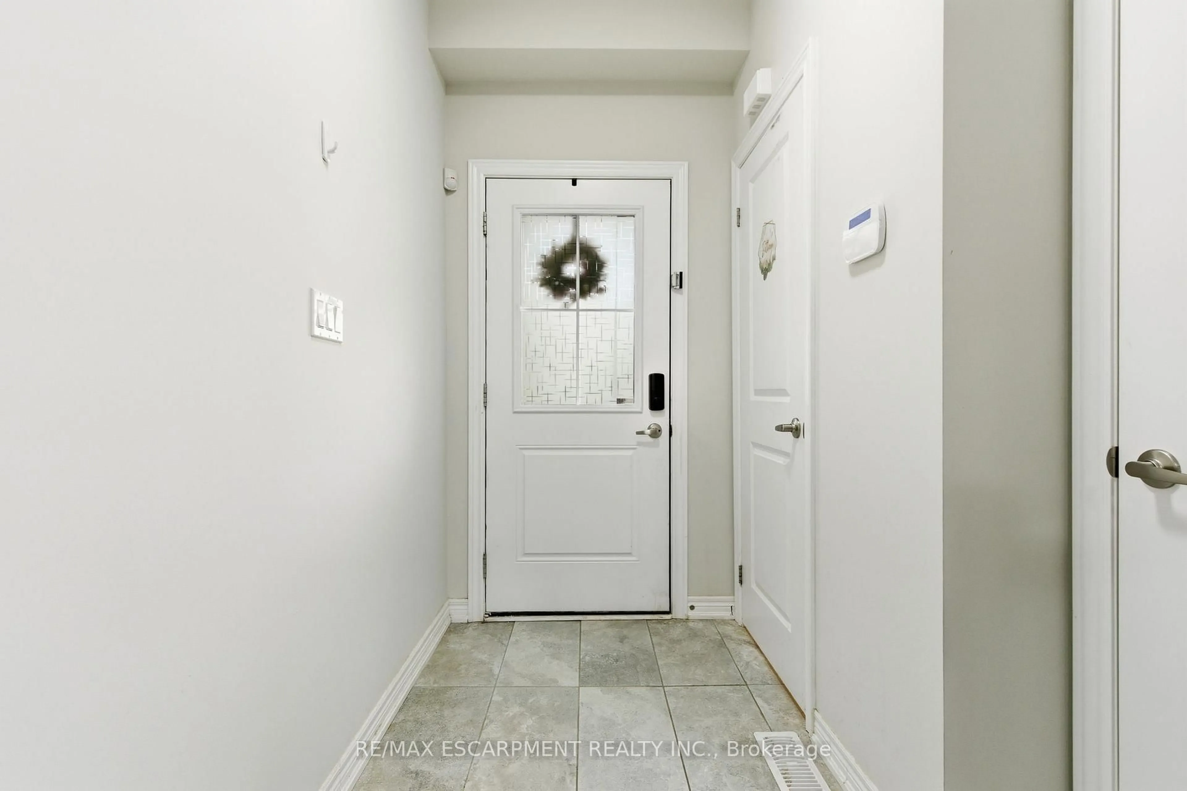 Indoor entryway for 18 Mia Dr, Hamilton Ontario L9B 0K1