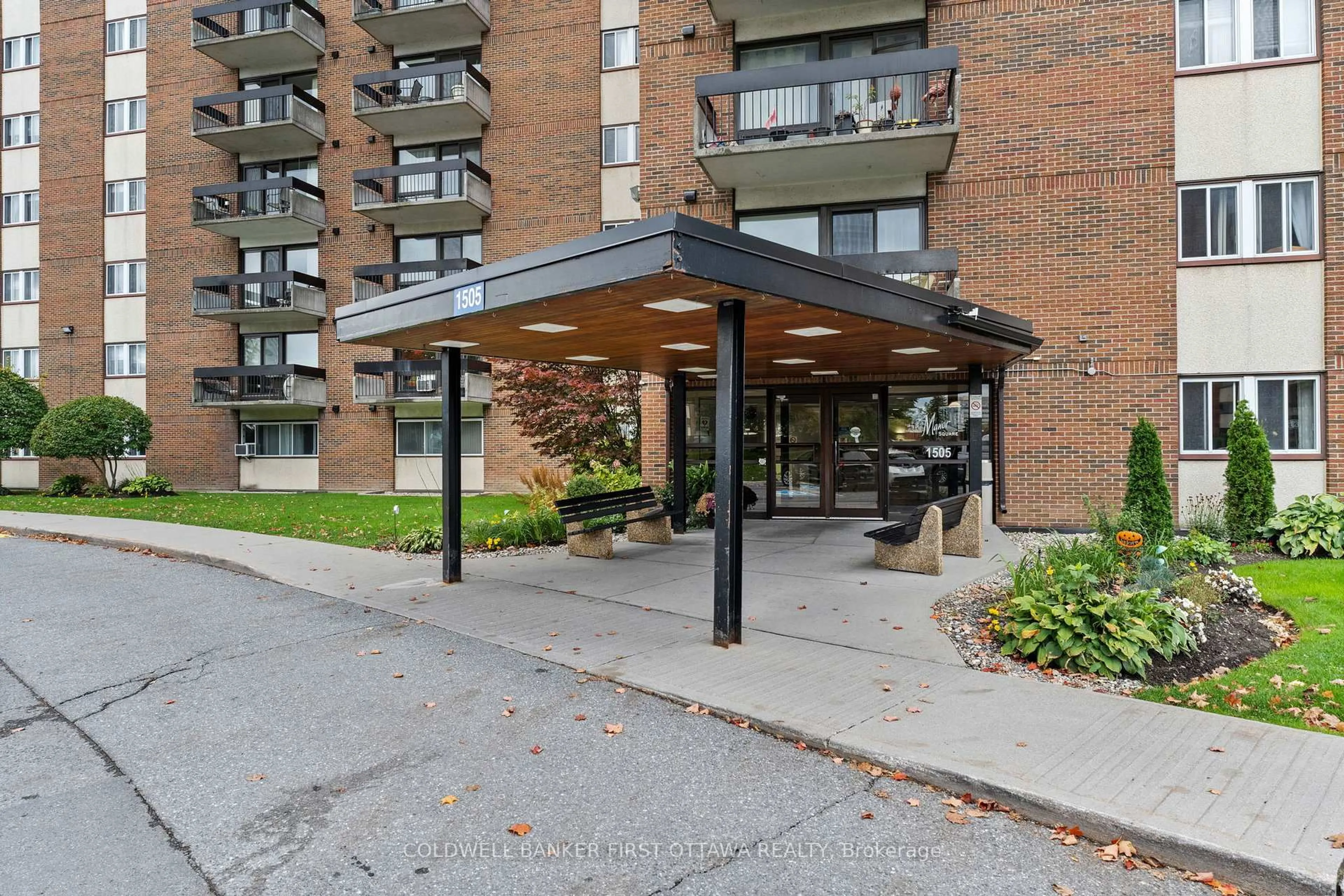 Indoor foyer for 1505 Baseline Rd #913, Ottawa Ontario K2C 3L4