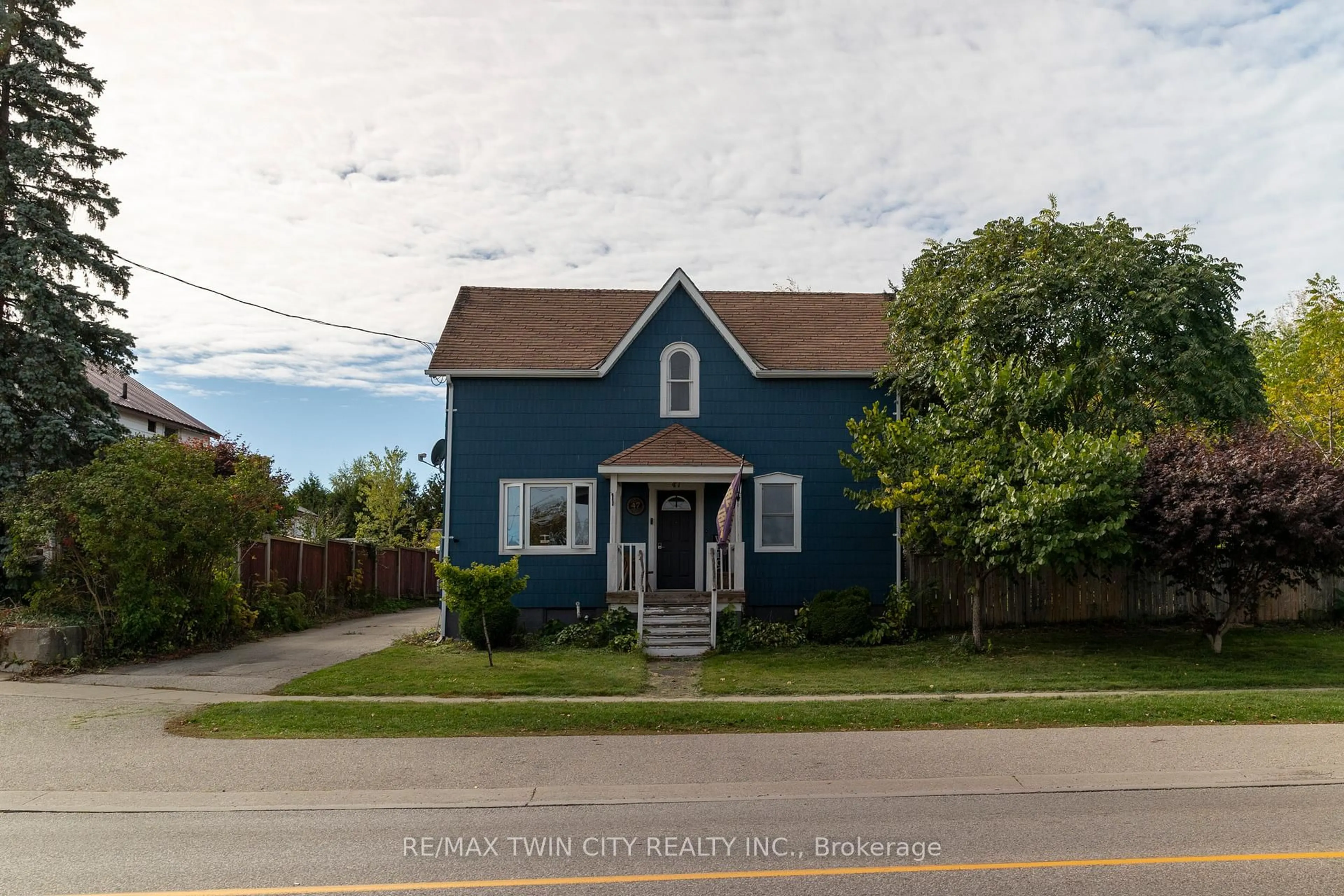 A pic from outside/outdoor area/front of a property/back of a property/a pic from drone, street for 47 SIMCOE St, Brant Ontario N0E 1R0