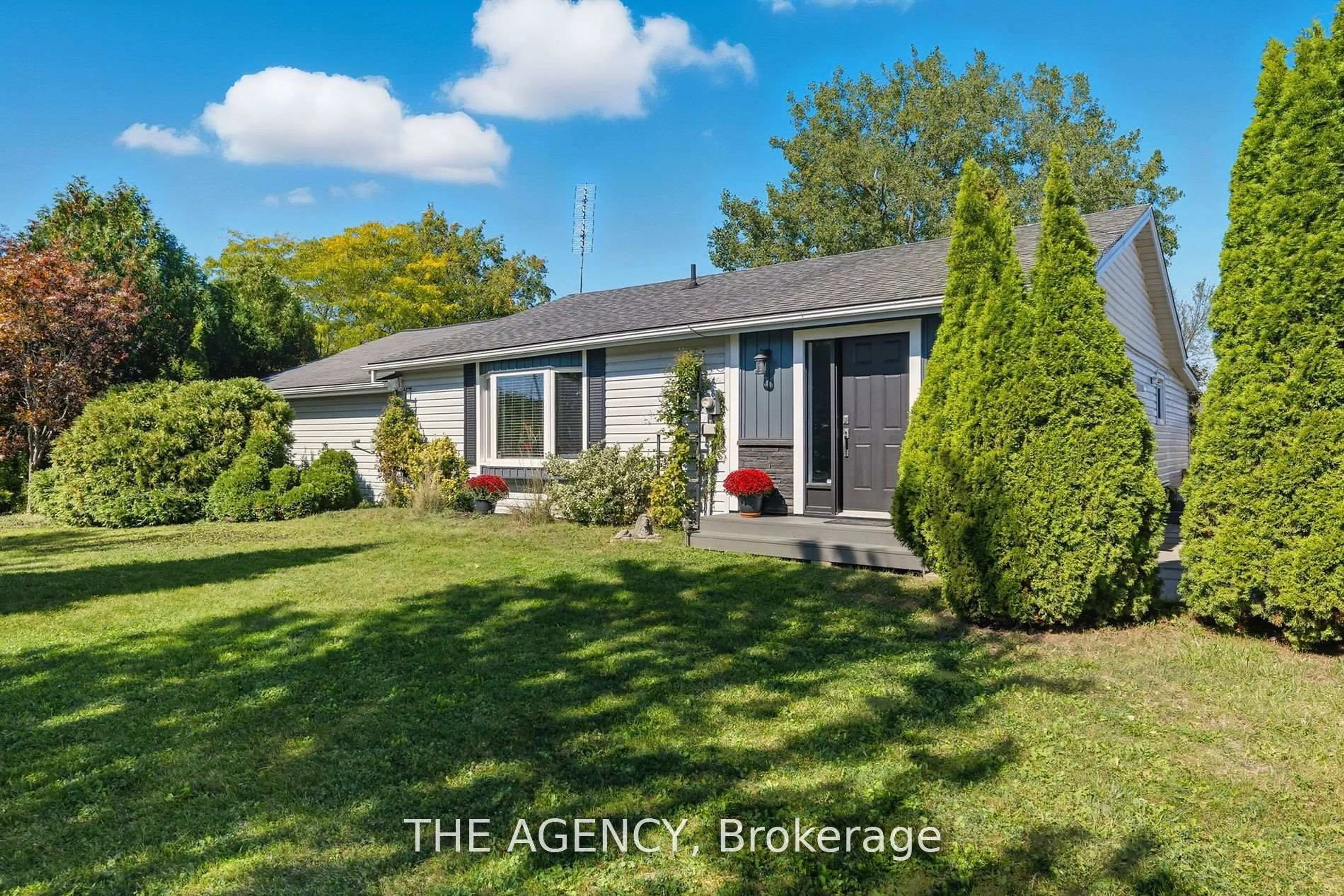 A pic from outside/outdoor area/front of a property/back of a property/a pic from drone, street for 6359 Lyons Creek Rd, Niagara Falls Ontario L2G 0L9