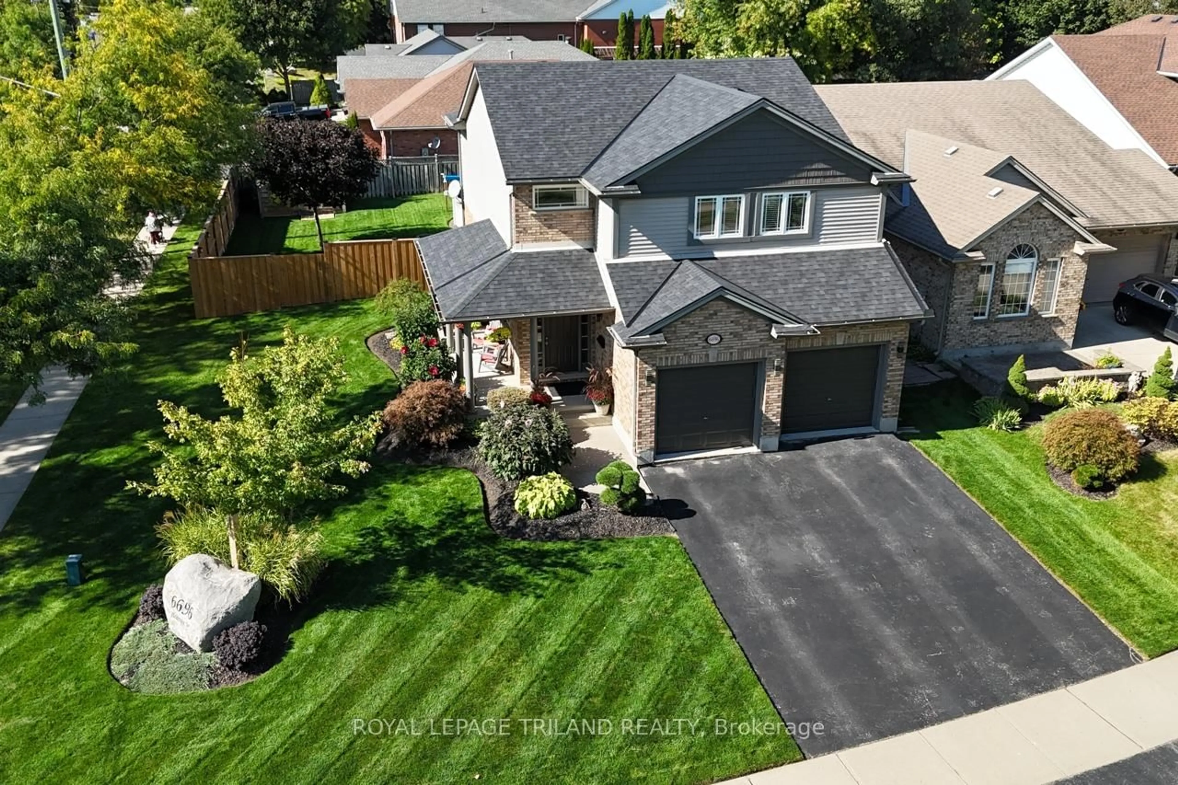 A pic from outside/outdoor area/front of a property/back of a property/a pic from drone, street for 6696 Beattie St, London South Ontario N6P 1T6