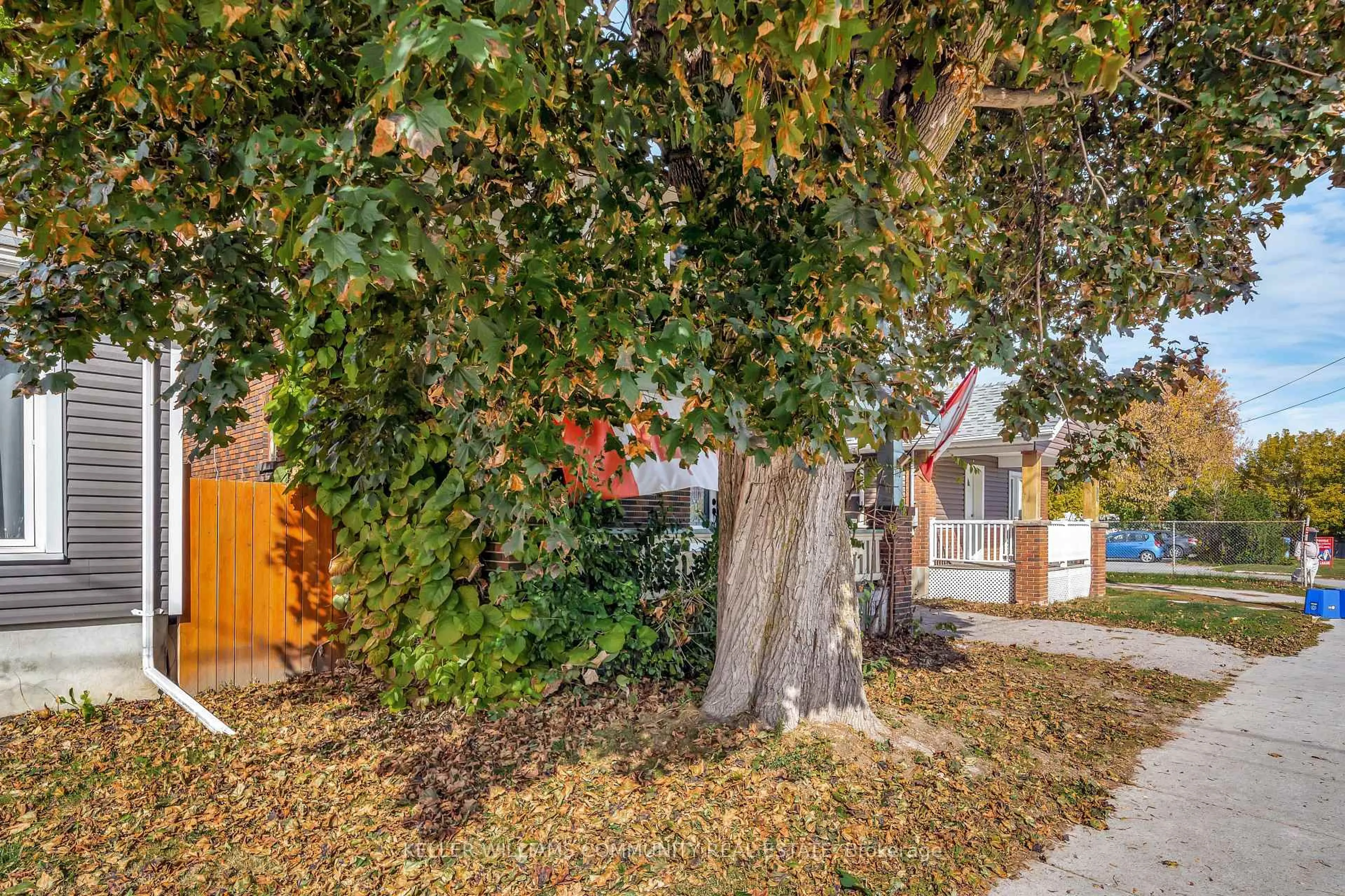 Patio, street for 112 Lansdowne St, Peterborough Ontario K9J 1Y1