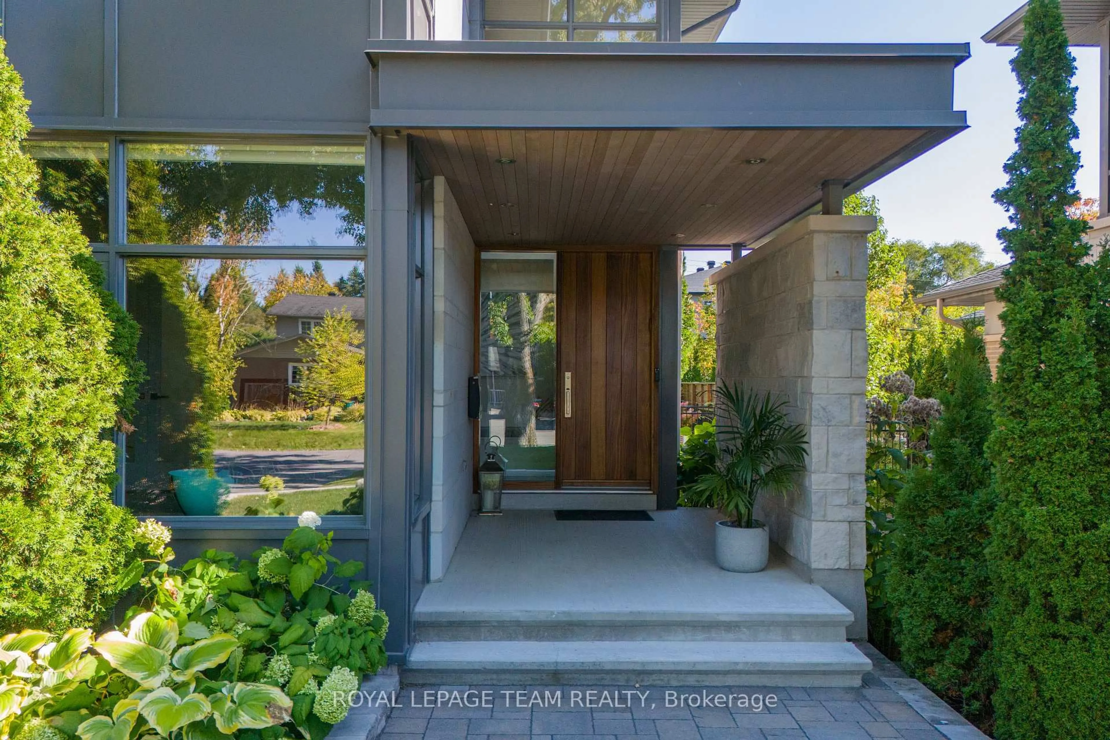 Indoor entryway for 879 Winnington Ave, Ottawa Ontario K2B 5C4