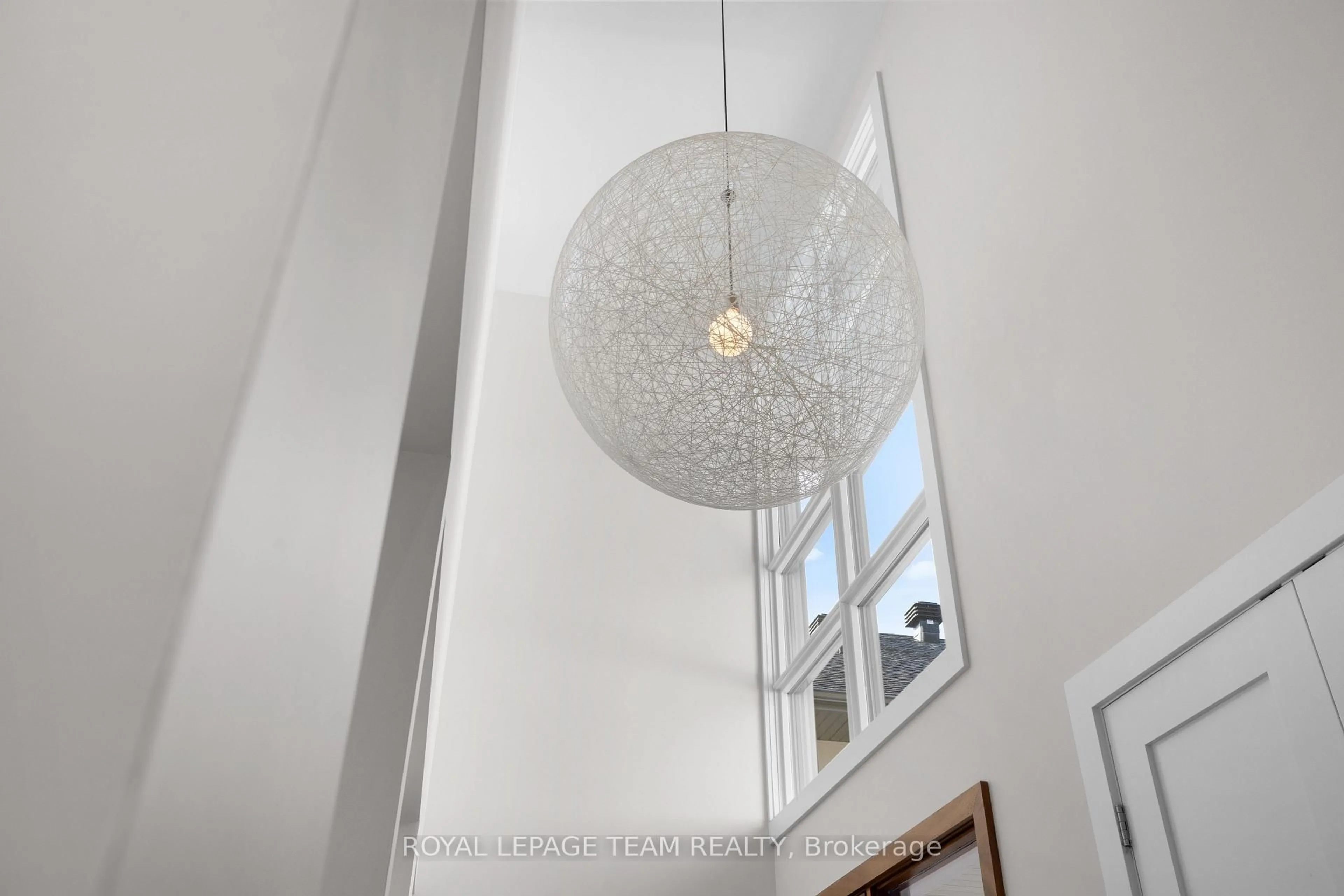 Indoor foyer for 879 Winnington Ave, Ottawa Ontario K2B 5C4