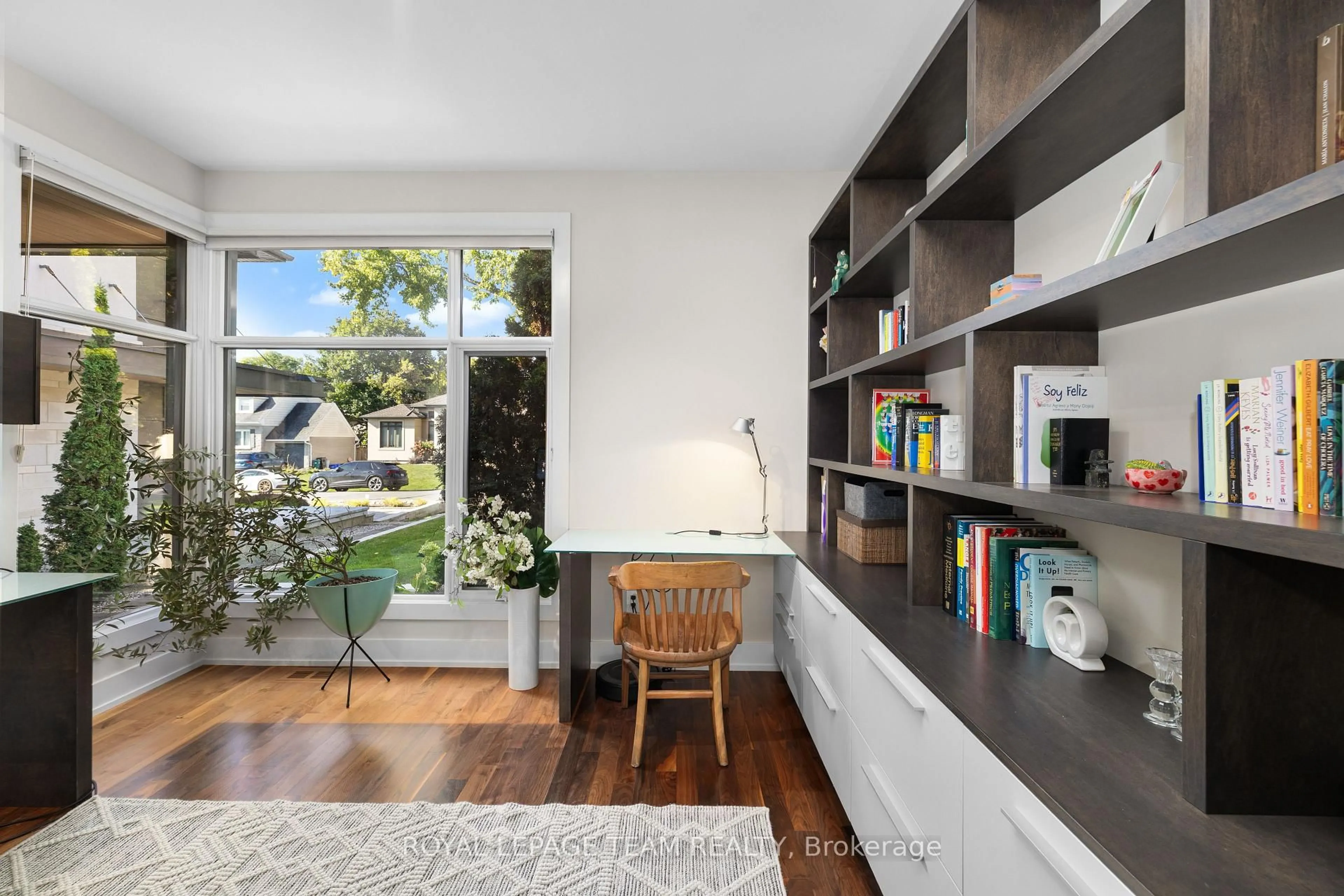 Indoor entryway for 879 Winnington Ave, Ottawa Ontario K2B 5C4
