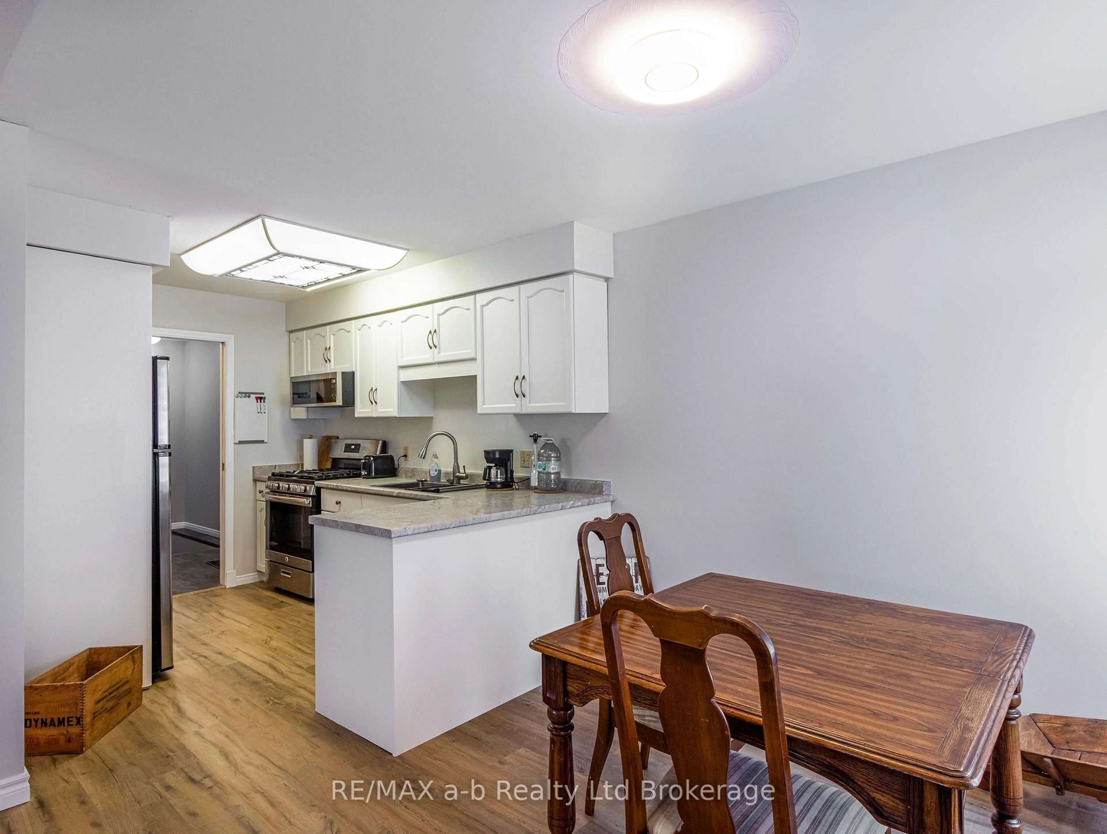 Standard kitchen, wood/laminate floor for 18 Oriole Cres, Woodstock Ontario N4T 1T1