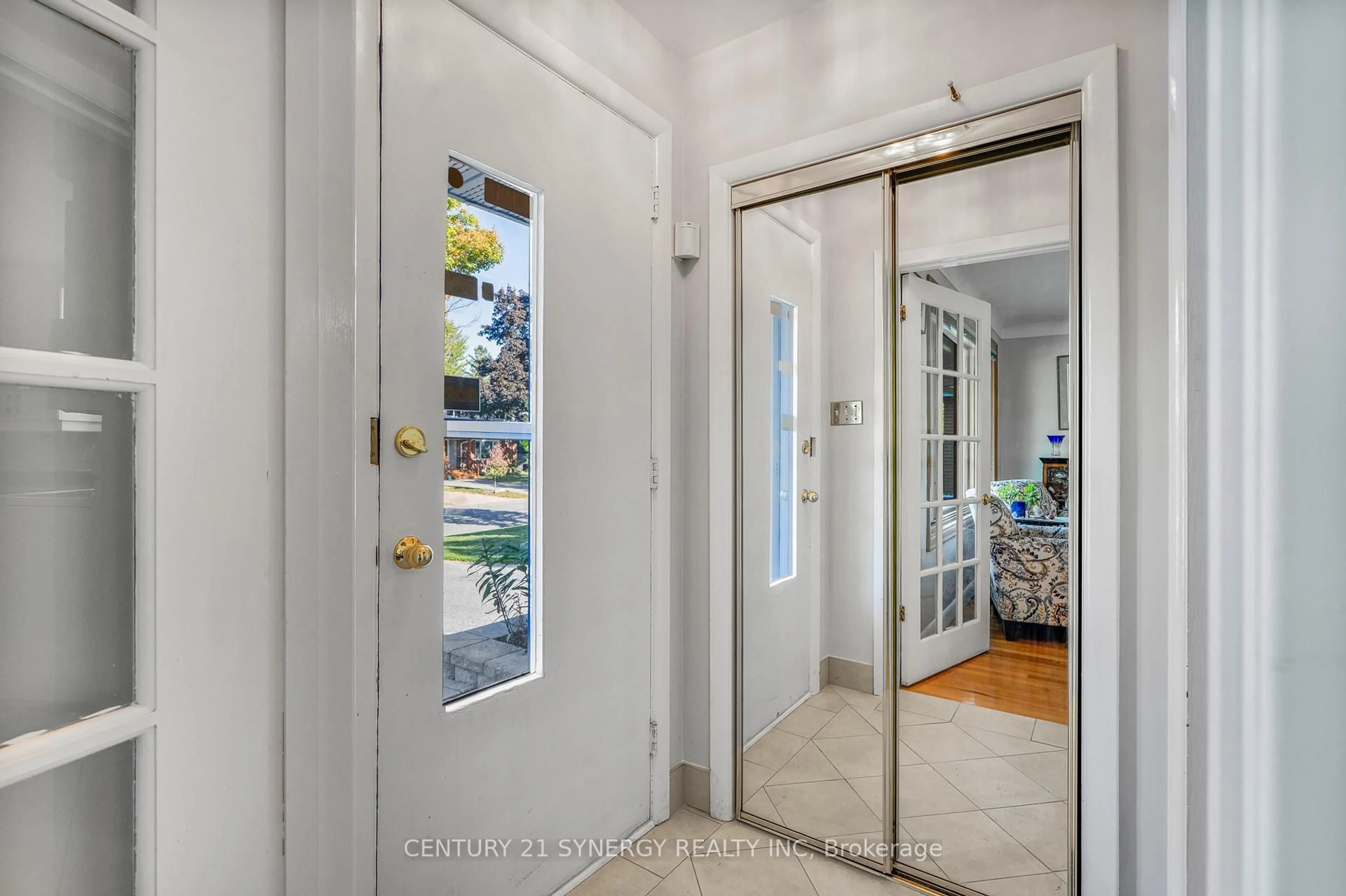 Indoor entryway for 1174 Greyrock Cres, Ottawa Ontario K2C 2A4