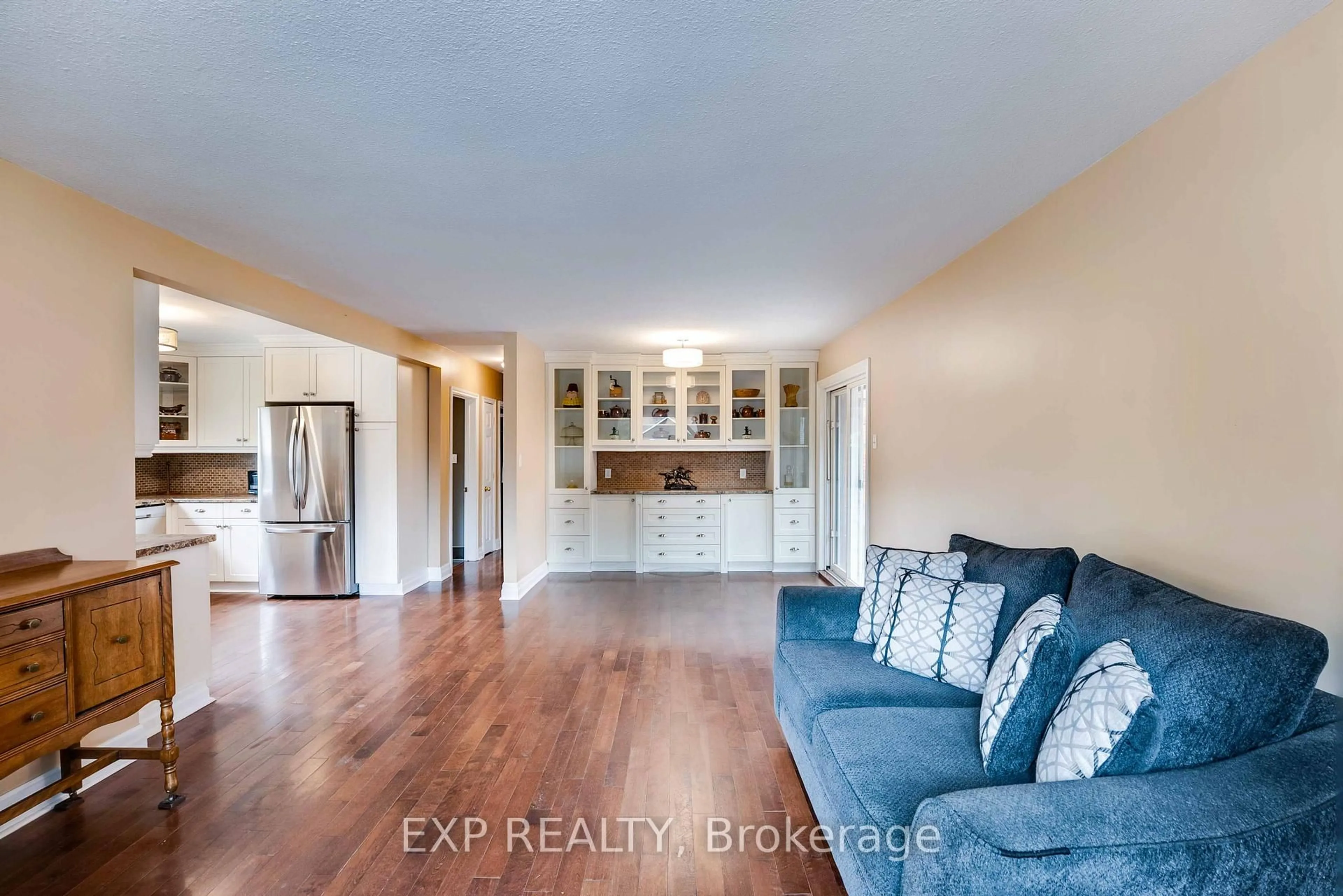 Living room with furniture, wood/laminate floor for 6501 Erwin Cres, Niagara Falls Ontario L2G 4Z9