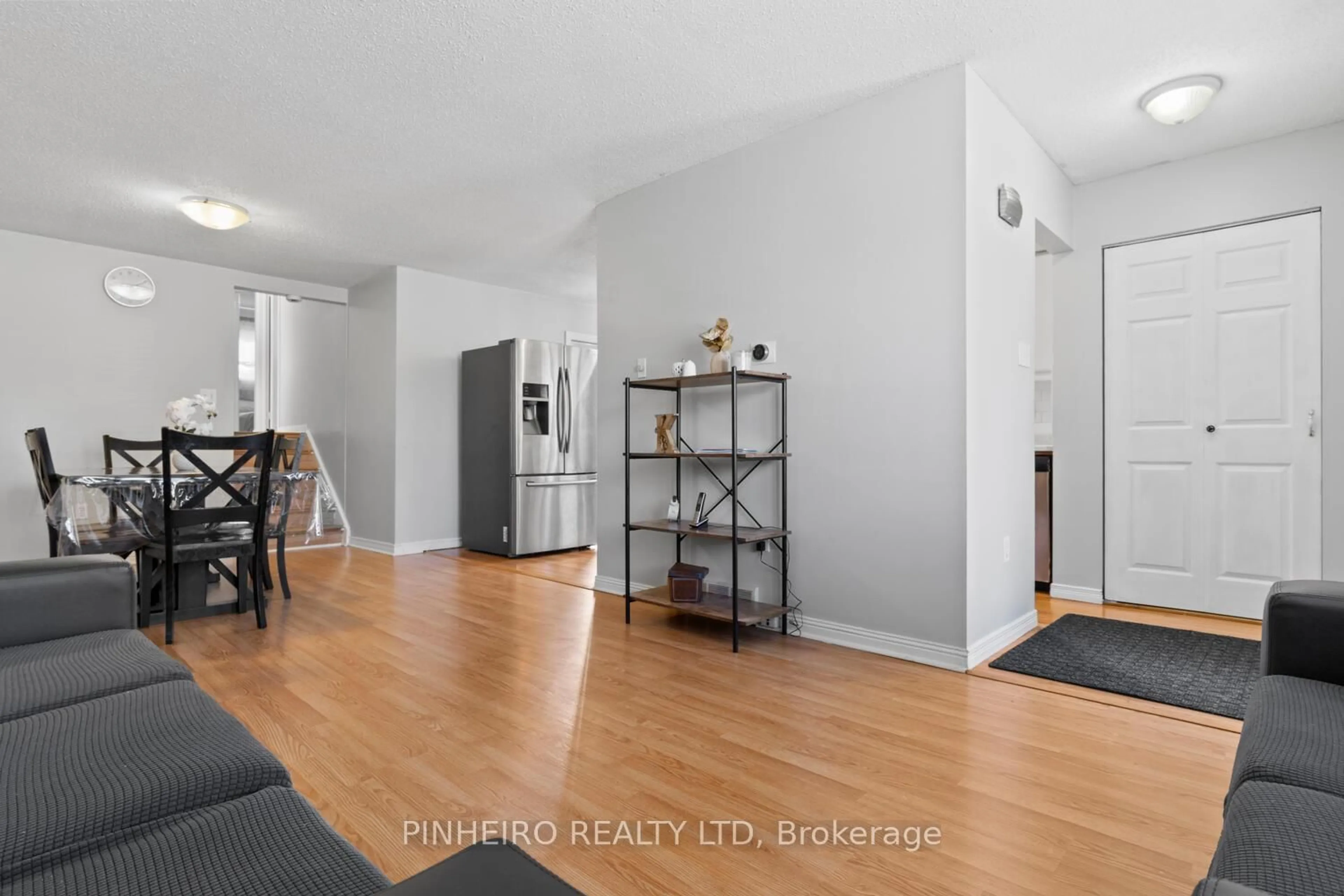 Indoor entryway for 324 Conway Dr, London South Ontario N6E 3J9