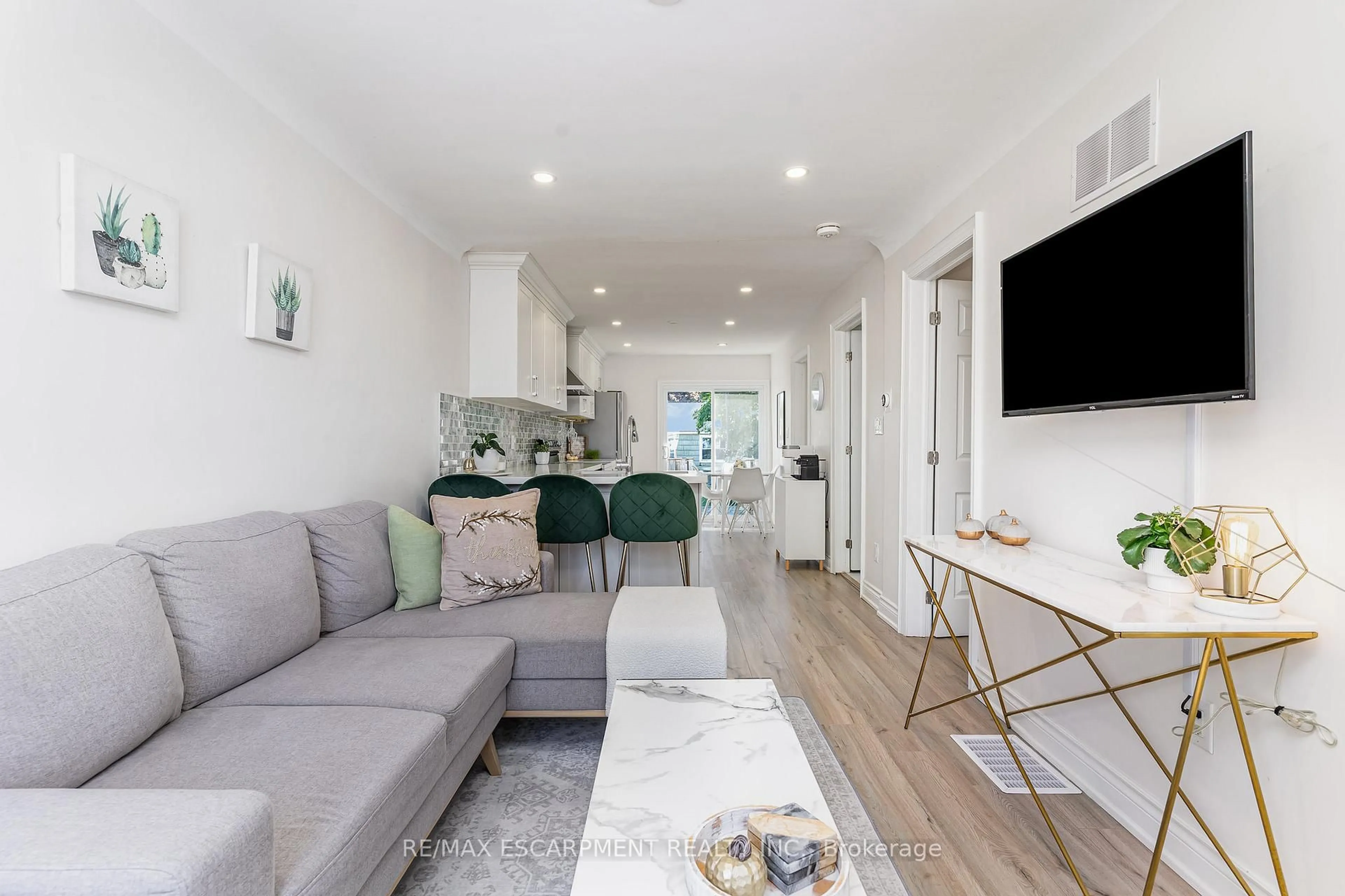Living room with furniture, unknown for 97 East 31st St, Hamilton Ontario L8V 3N9