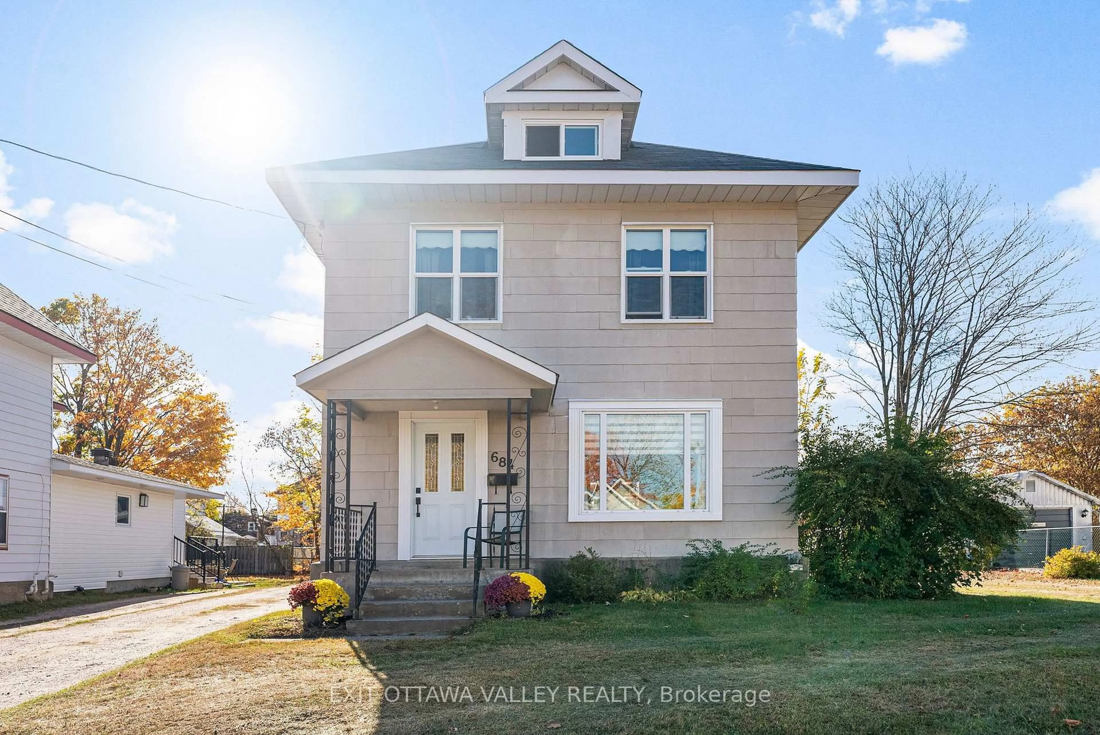 Home with vinyl exterior material, street for 684 Gordon St, Pembroke Ontario K8A 6J8