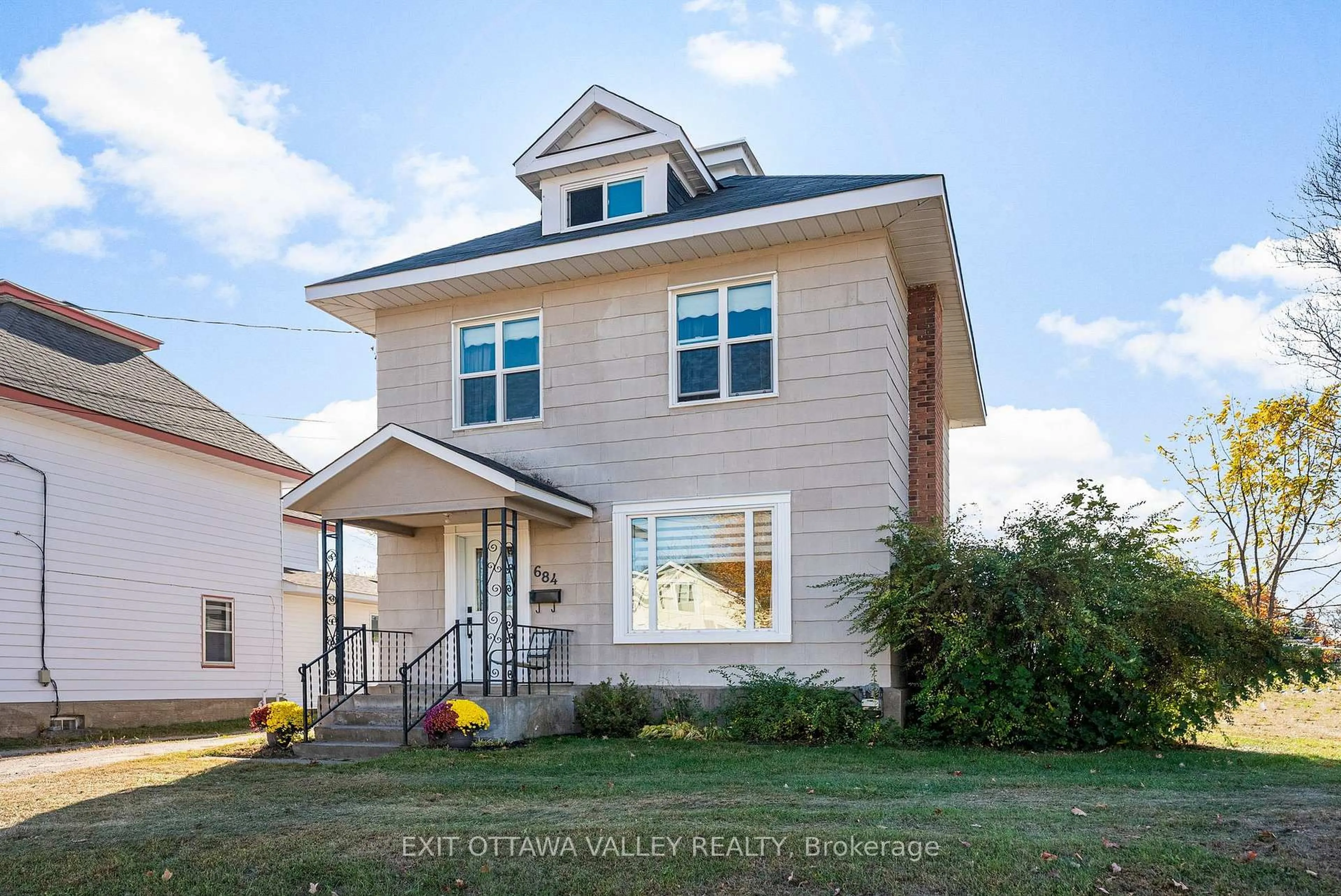 Home with vinyl exterior material, street for 684 Gordon St, Pembroke Ontario K8A 6J8