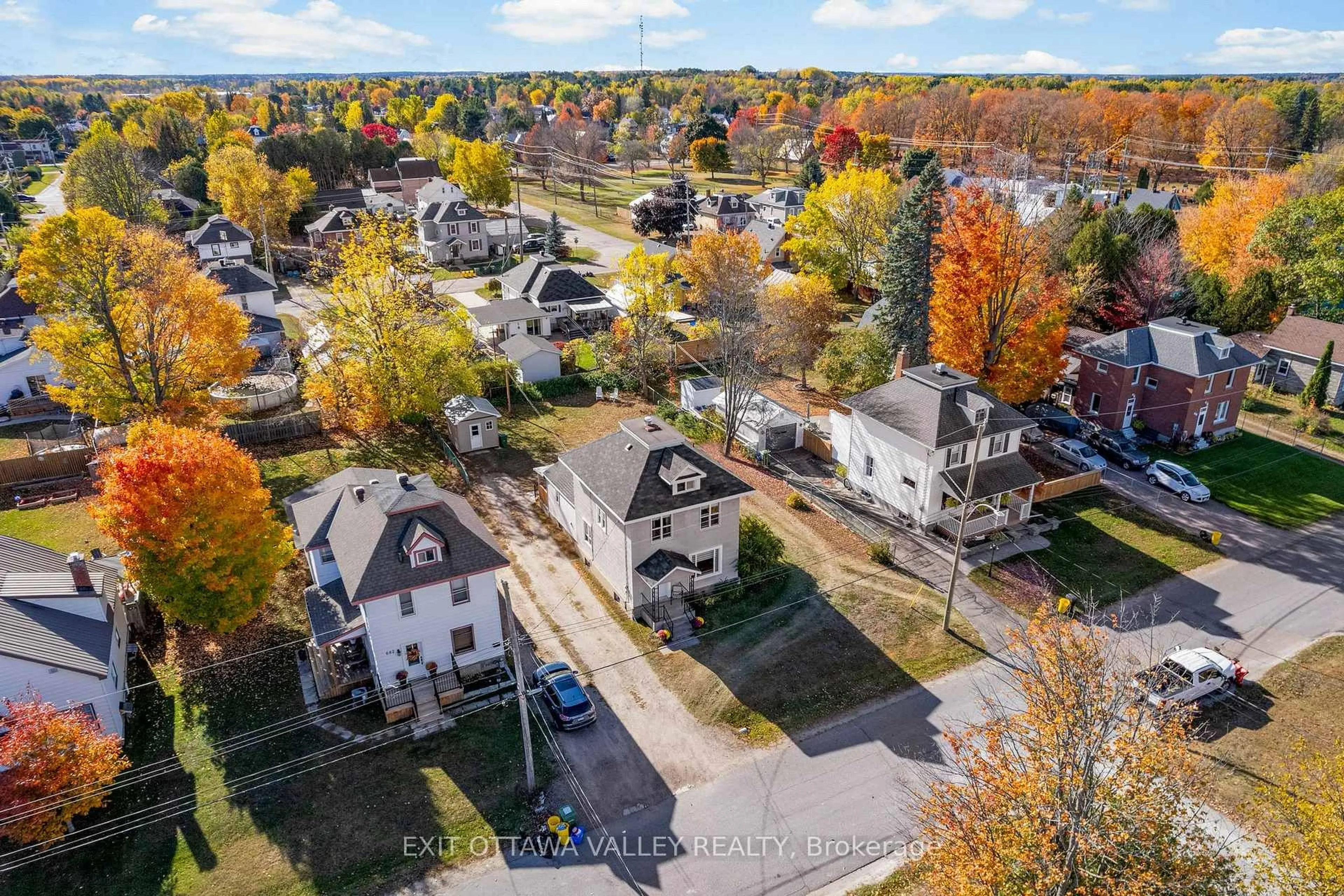 A pic from outside/outdoor area/front of a property/back of a property/a pic from drone, street for 684 Gordon St, Pembroke Ontario K8A 6J8