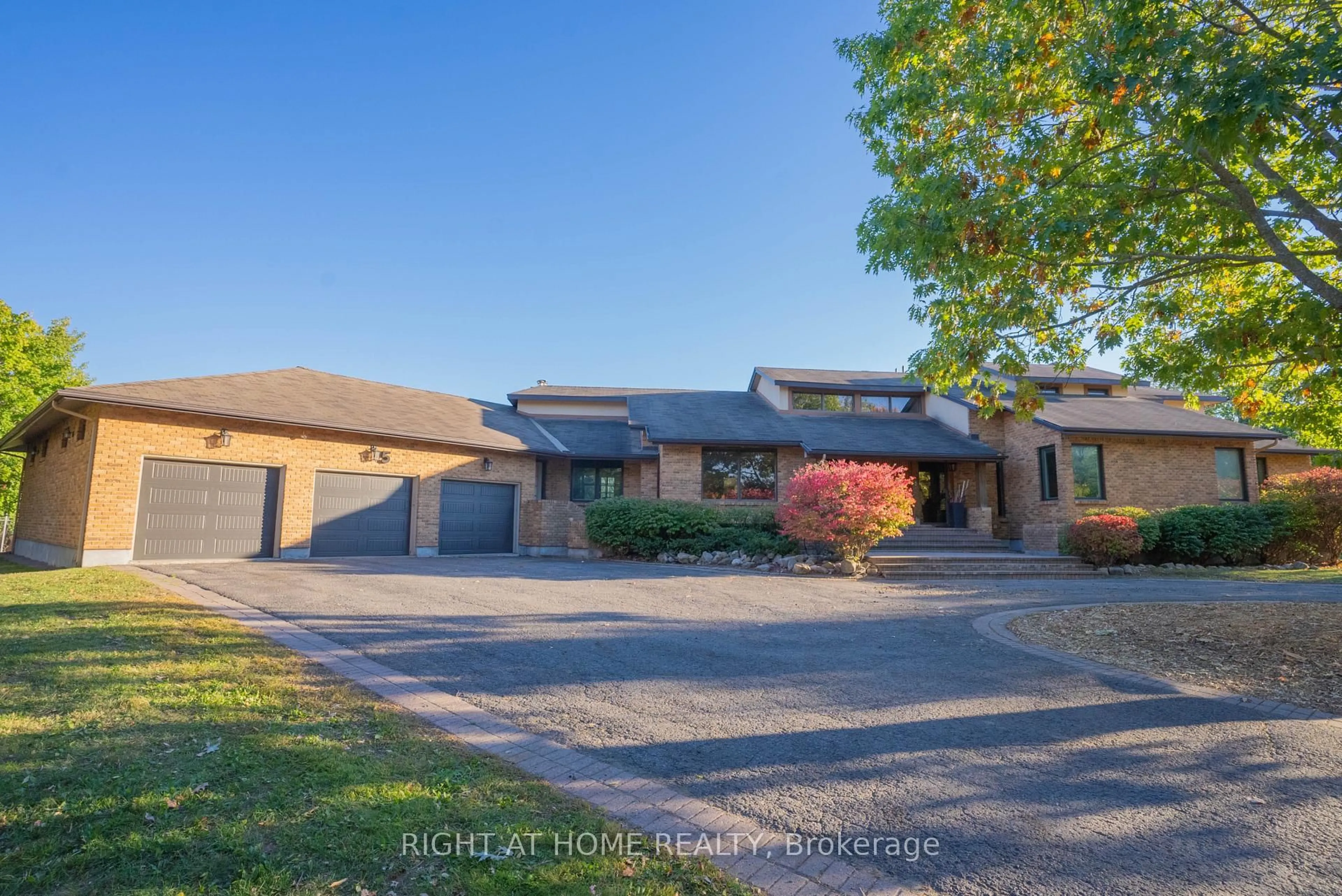 A pic from outside/outdoor area/front of a property/back of a property/a pic from drone, street for 5 Burnt Tree Crt, Nepean Ontario K2R 1B8