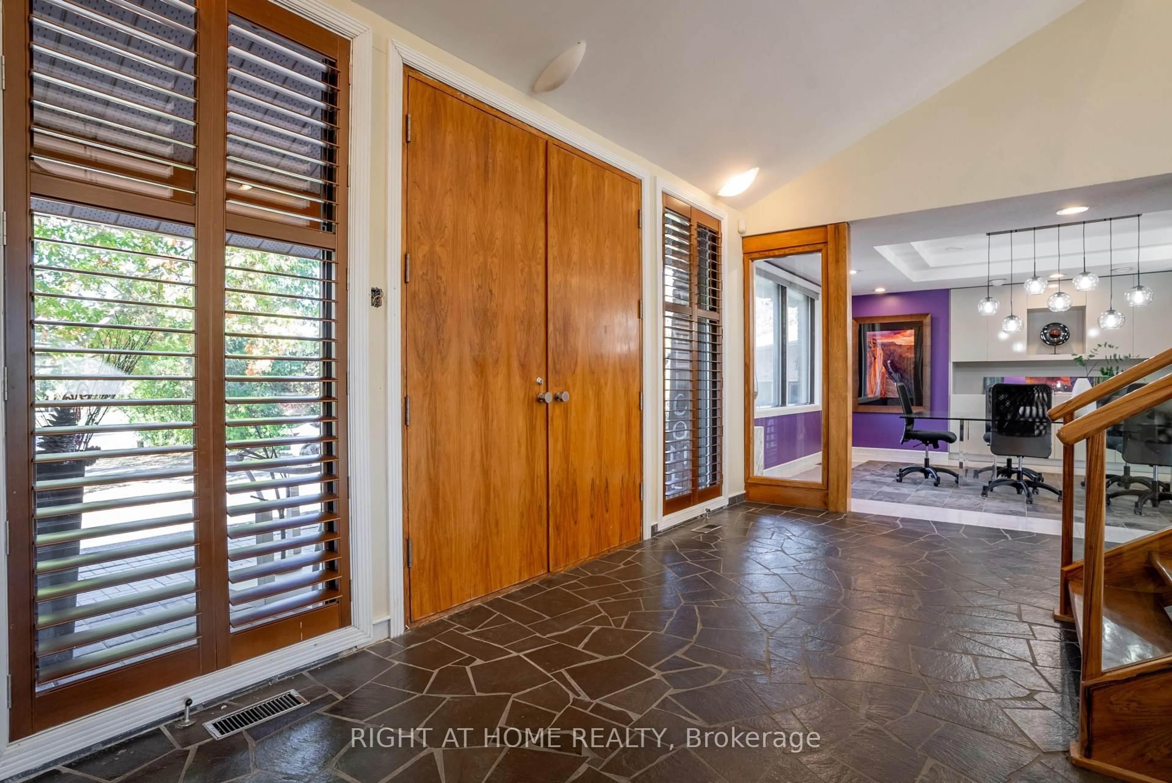 Indoor entryway for 5 Burnt Tree Crt, Nepean Ontario K2R 1B8