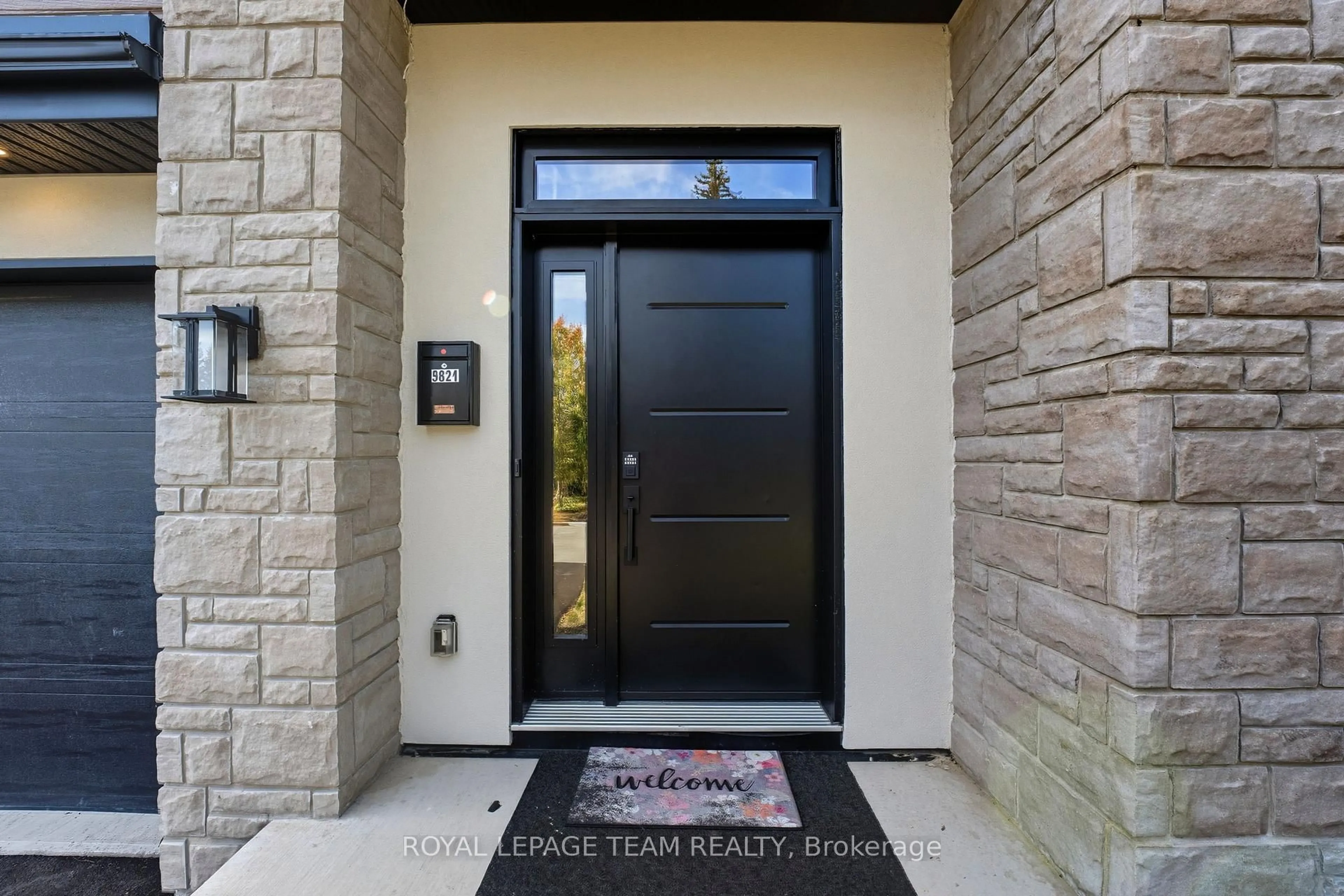 Indoor entryway for 984 Watson St, Ottawa Ontario K2B 6C2