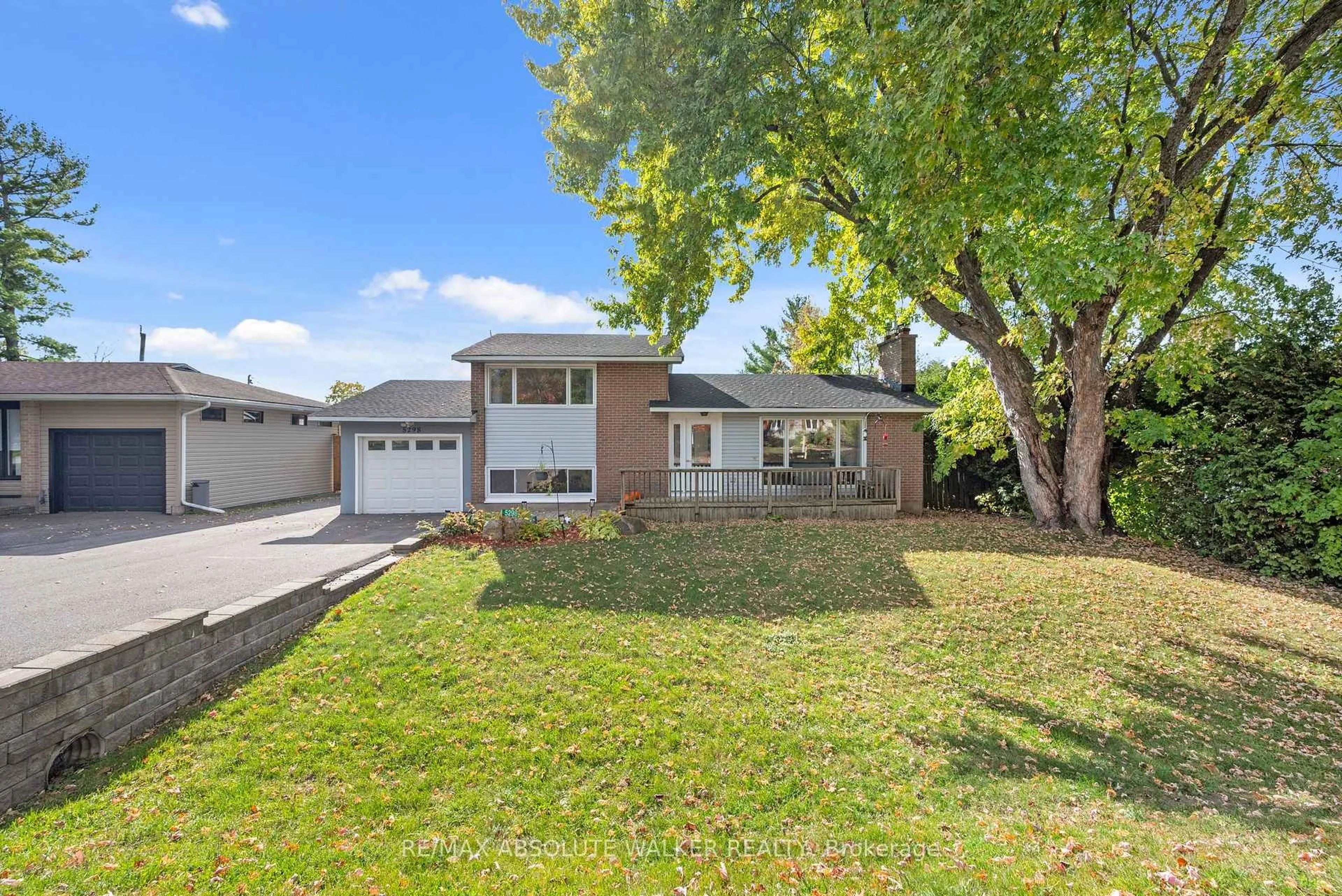 A pic from outside/outdoor area/front of a property/back of a property/a pic from drone, street for 5298 Hillcrest Dr, Ottawa Ontario K4M 1E6