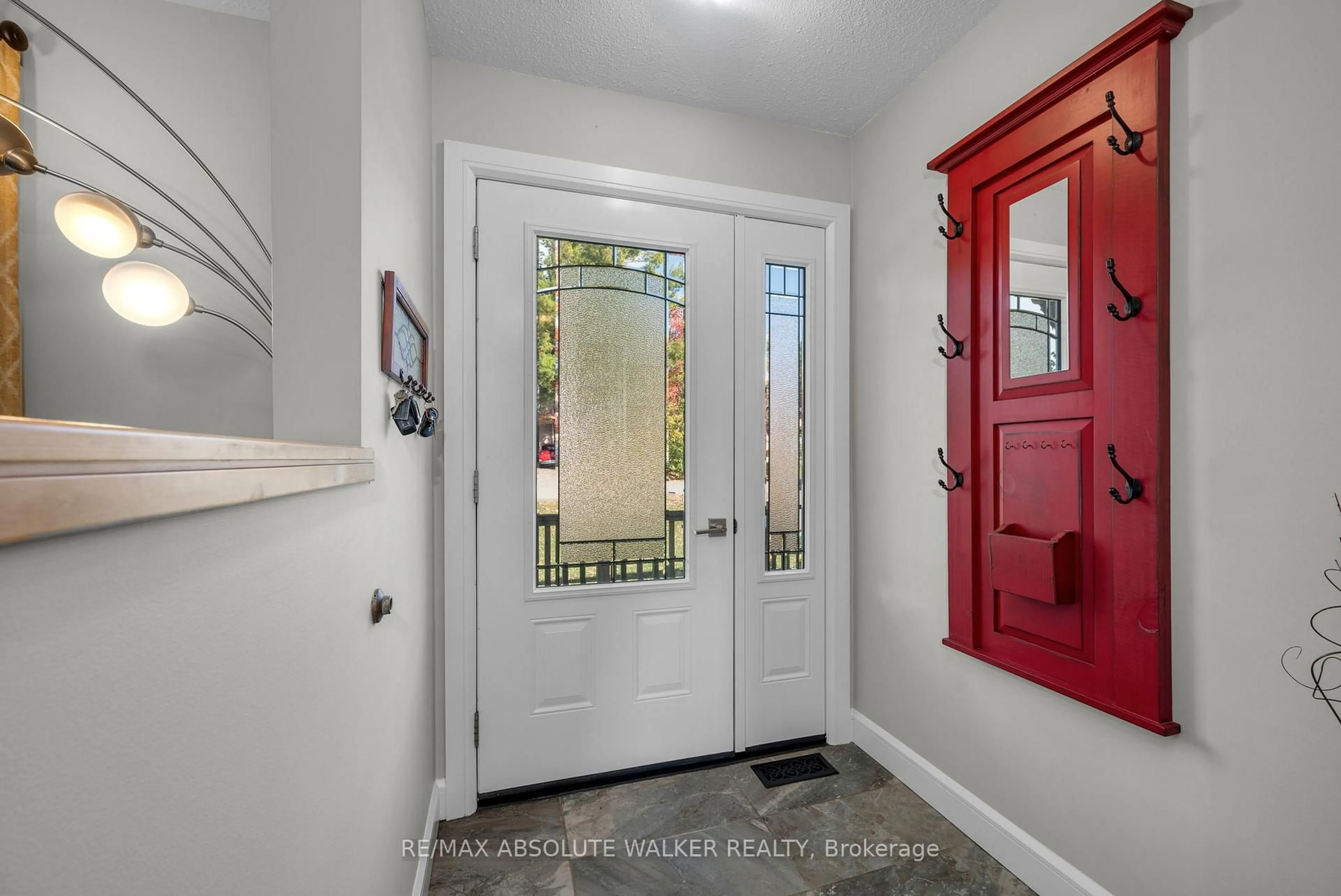 Indoor entryway for 5298 Hillcrest Dr, Ottawa Ontario K4M 1E6
