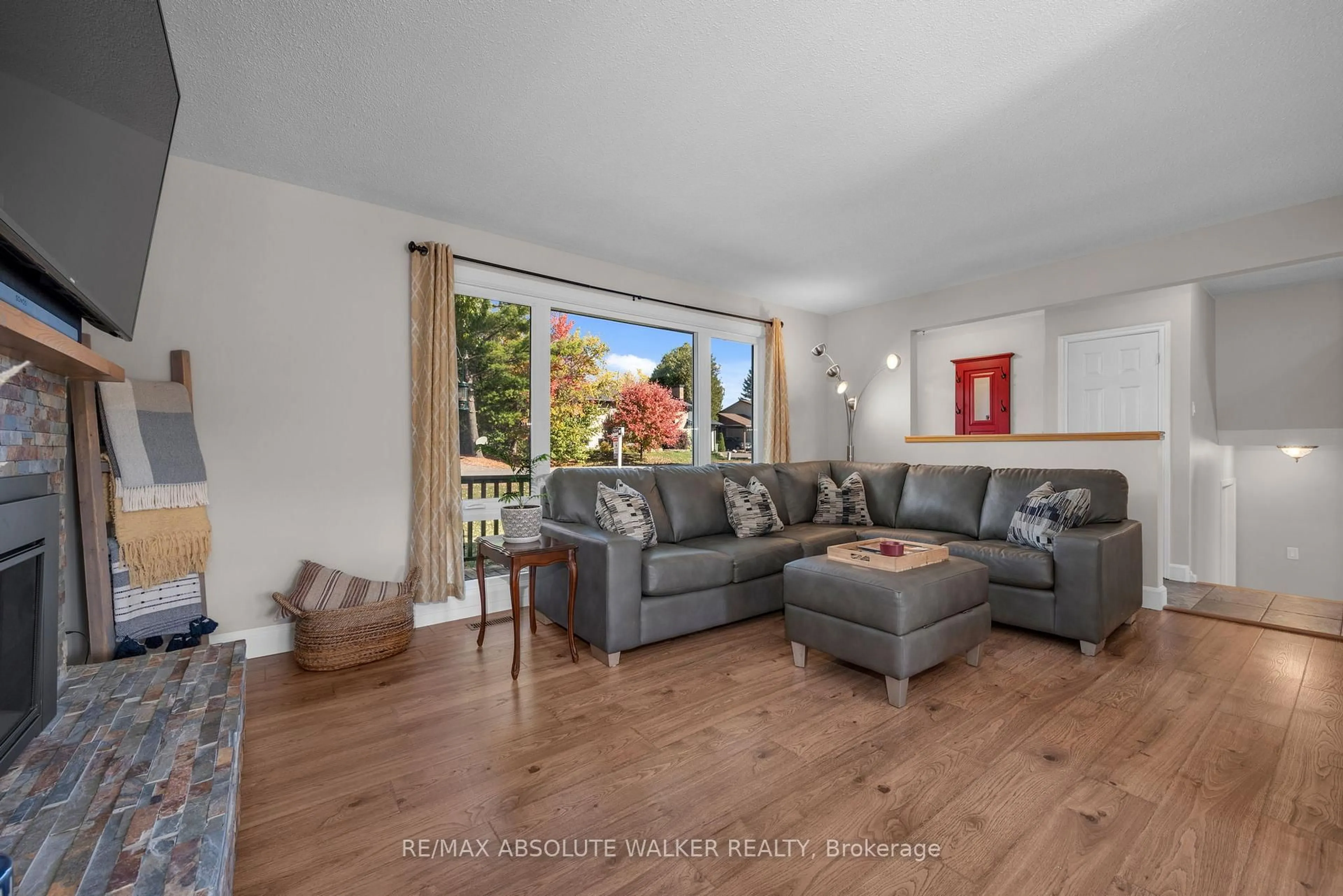 Living room with furniture, wood/laminate floor for 5298 Hillcrest Dr, Ottawa Ontario K4M 1E6