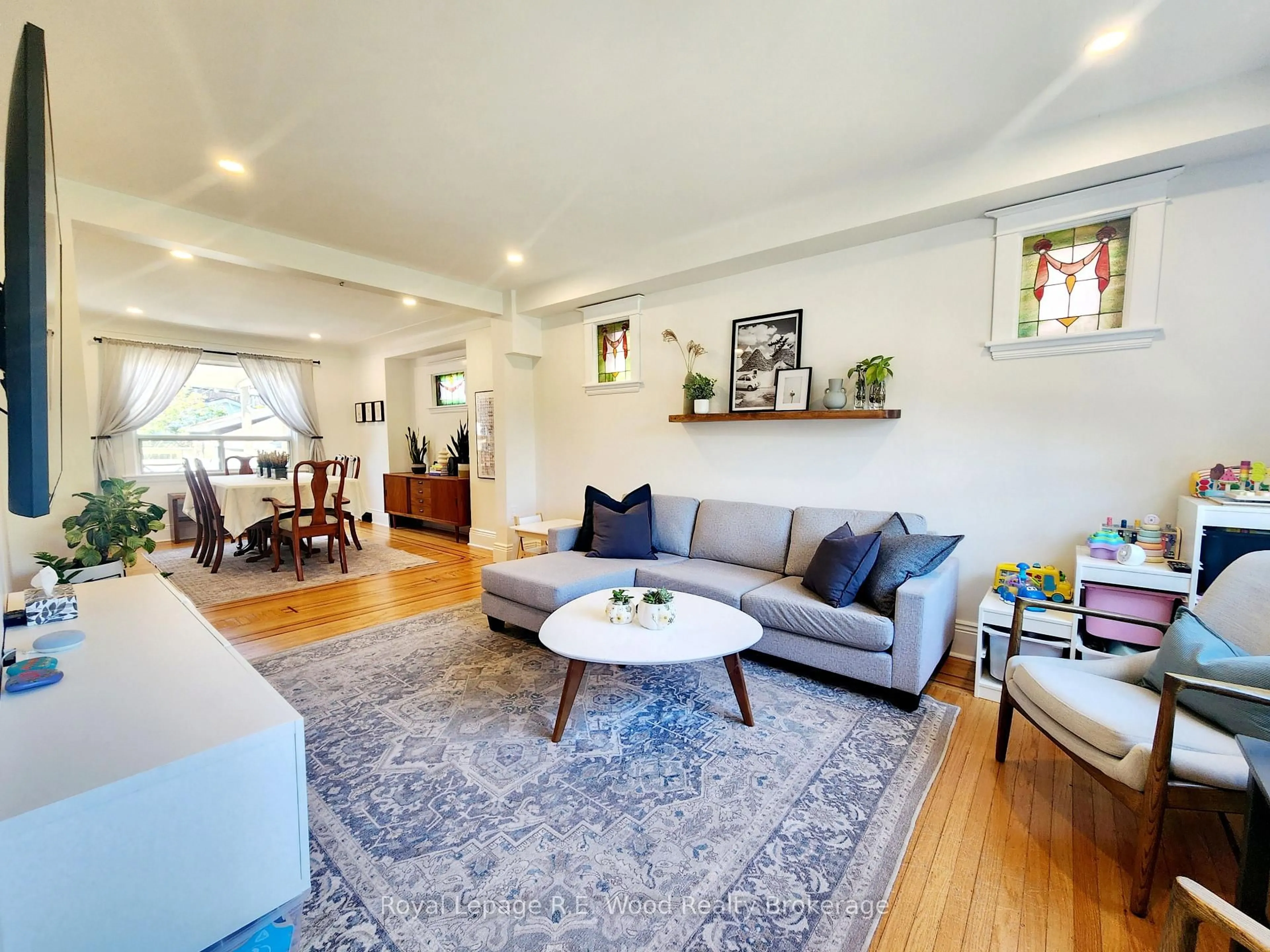 Living room with furniture, unknown for 252 Graham Ave, Hamilton Ontario L8K 2M6