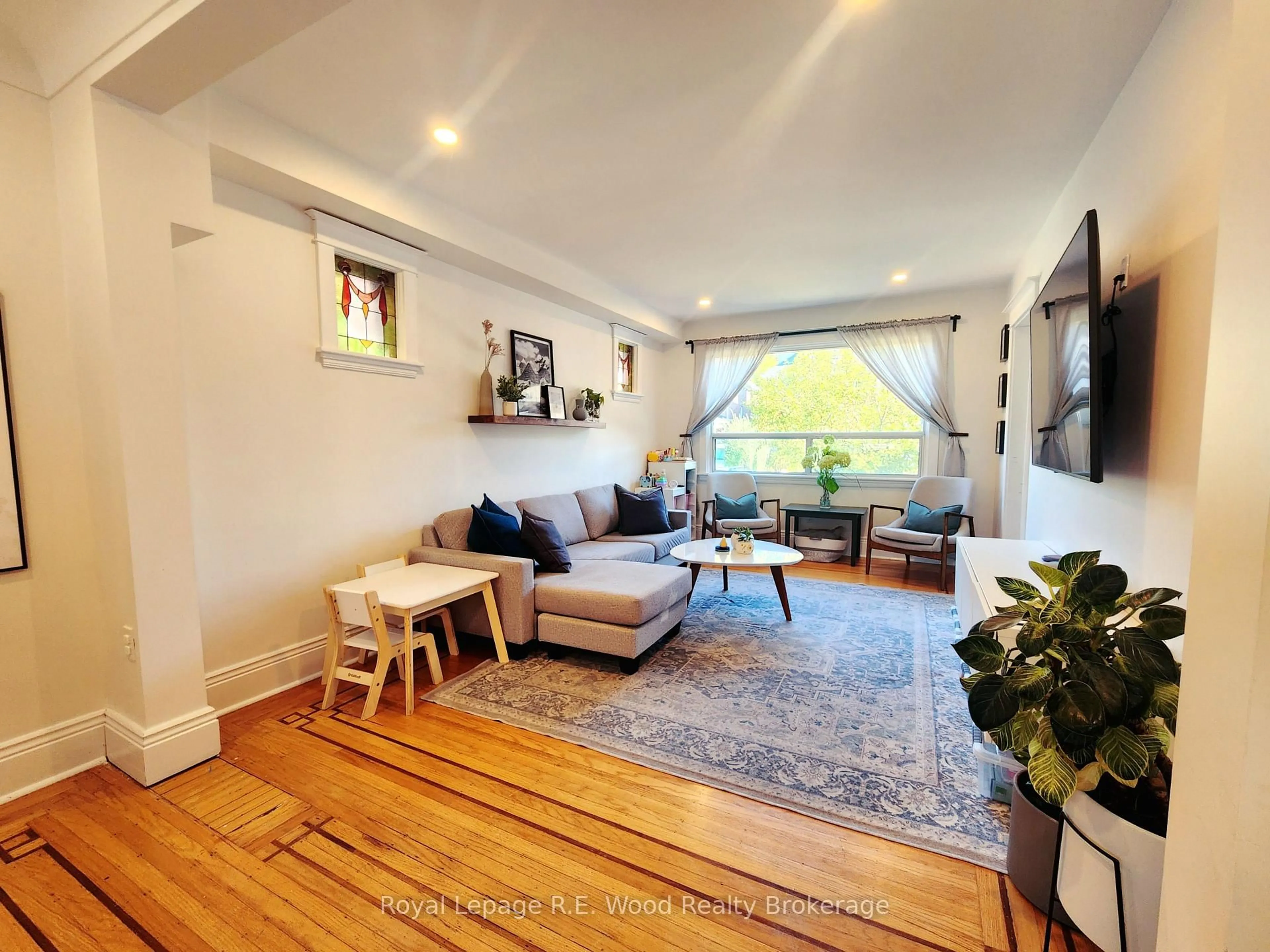 Living room with furniture, wood/laminate floor for 252 Graham Ave, Hamilton Ontario L8K 2M6