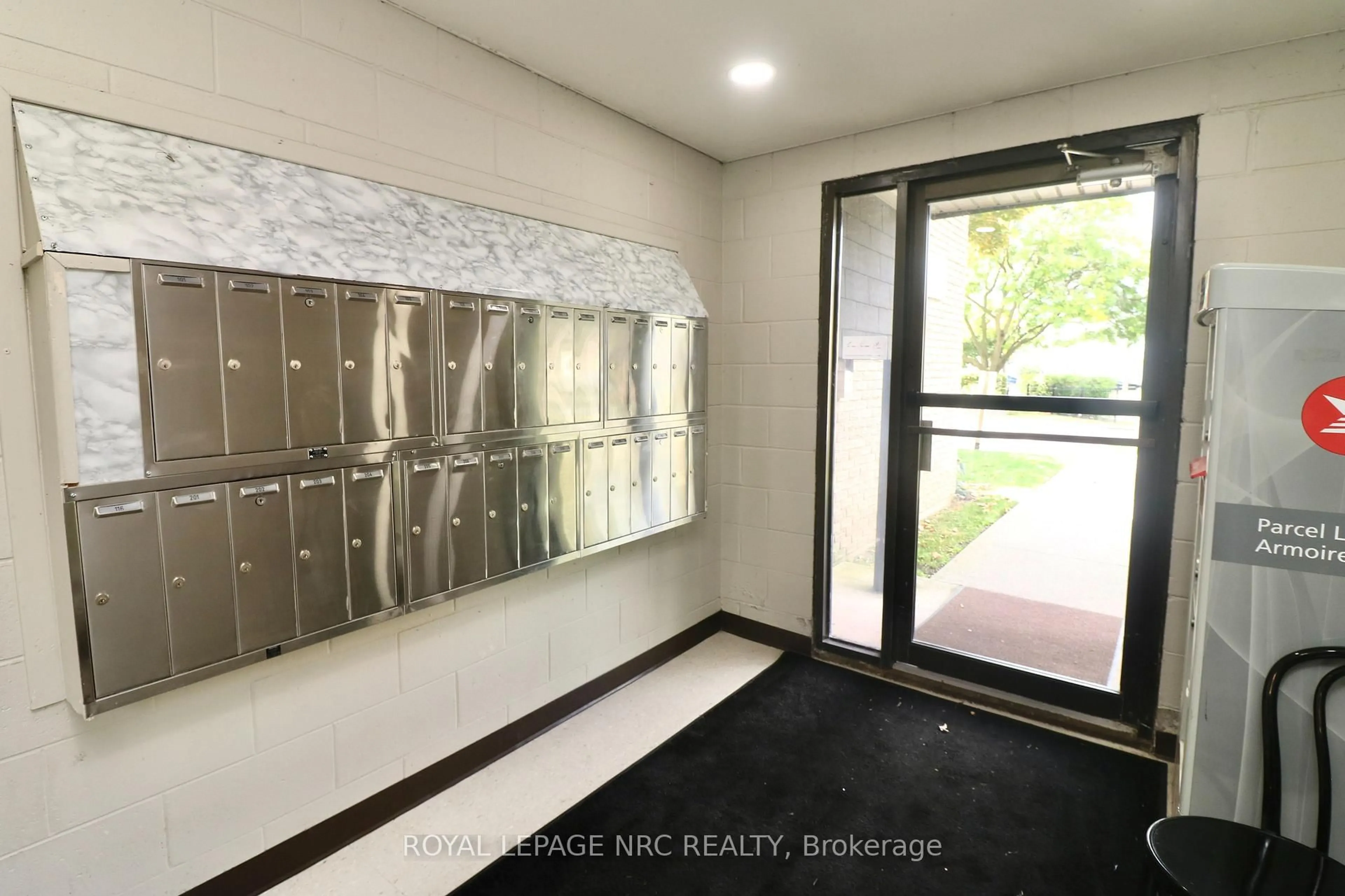 Indoor foyer for 41 Rykert St #215, St. Catharines Ontario L2S 3A4