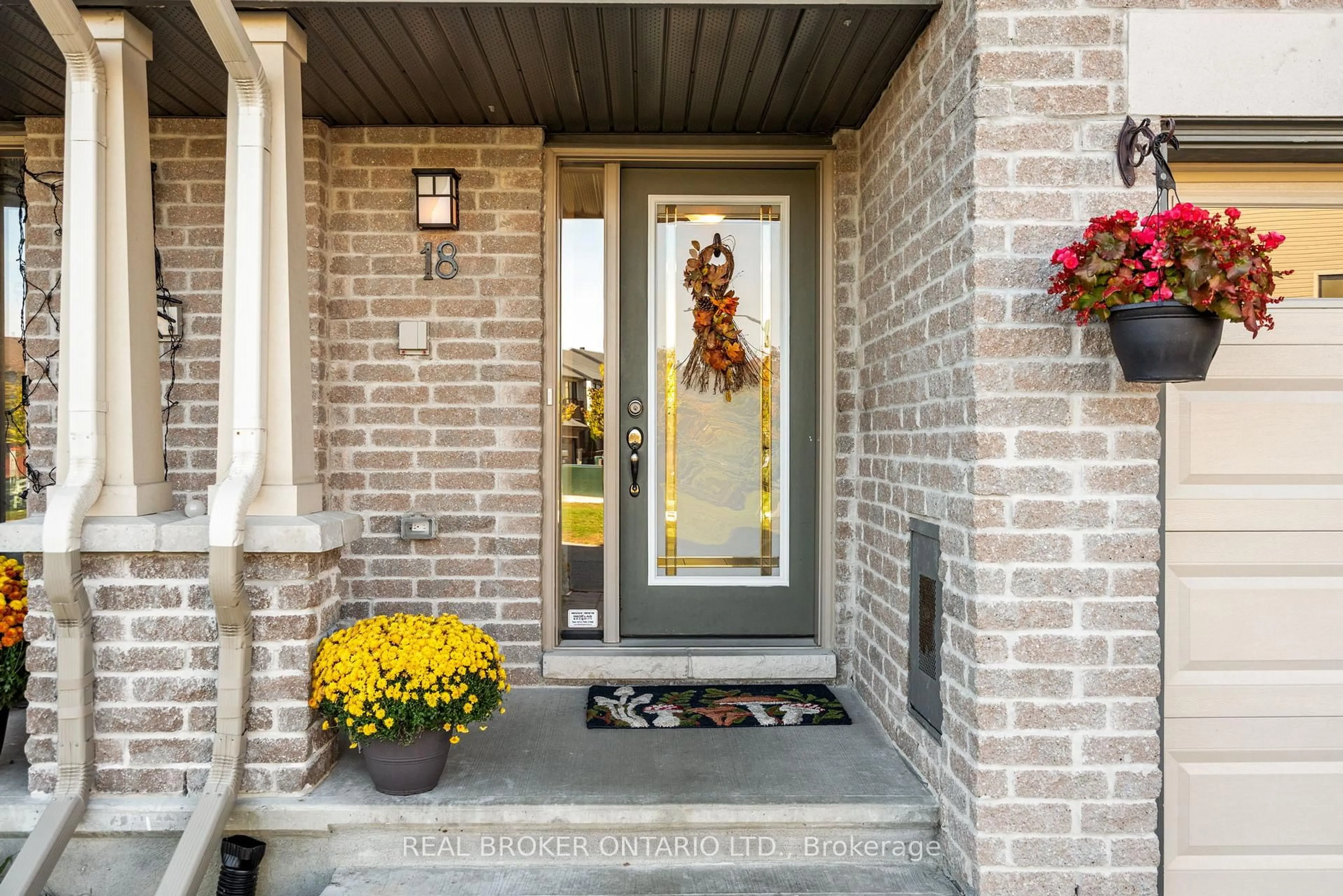 Indoor entryway for 18 Barn Swallow Private, Ottawa Ontario K4M 0H5