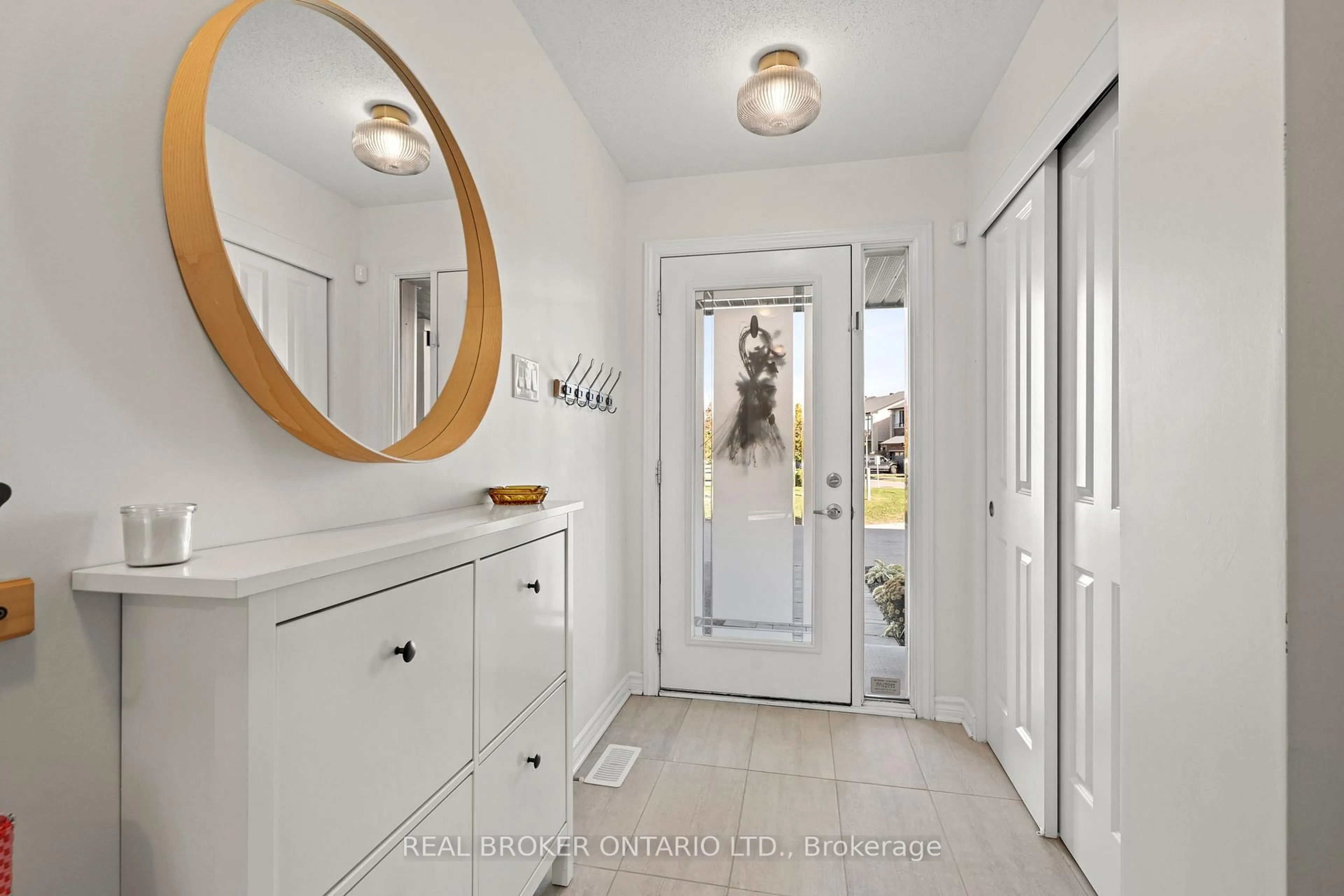 Indoor entryway for 18 Barn Swallow Private, Ottawa Ontario K4M 0H5