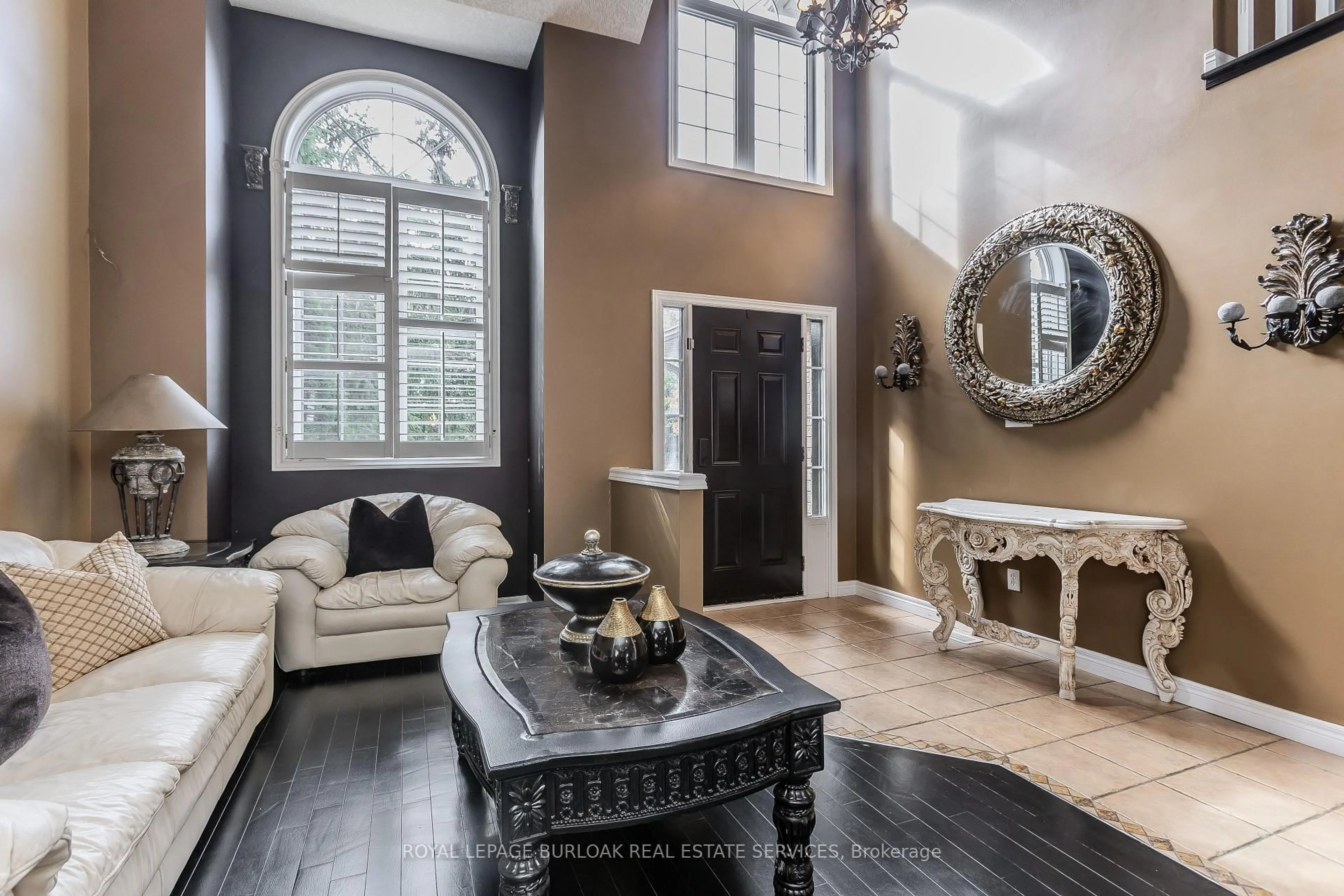 Indoor entryway for 26 Grassyplain Dr, Hamilton Ontario L0R 1W0