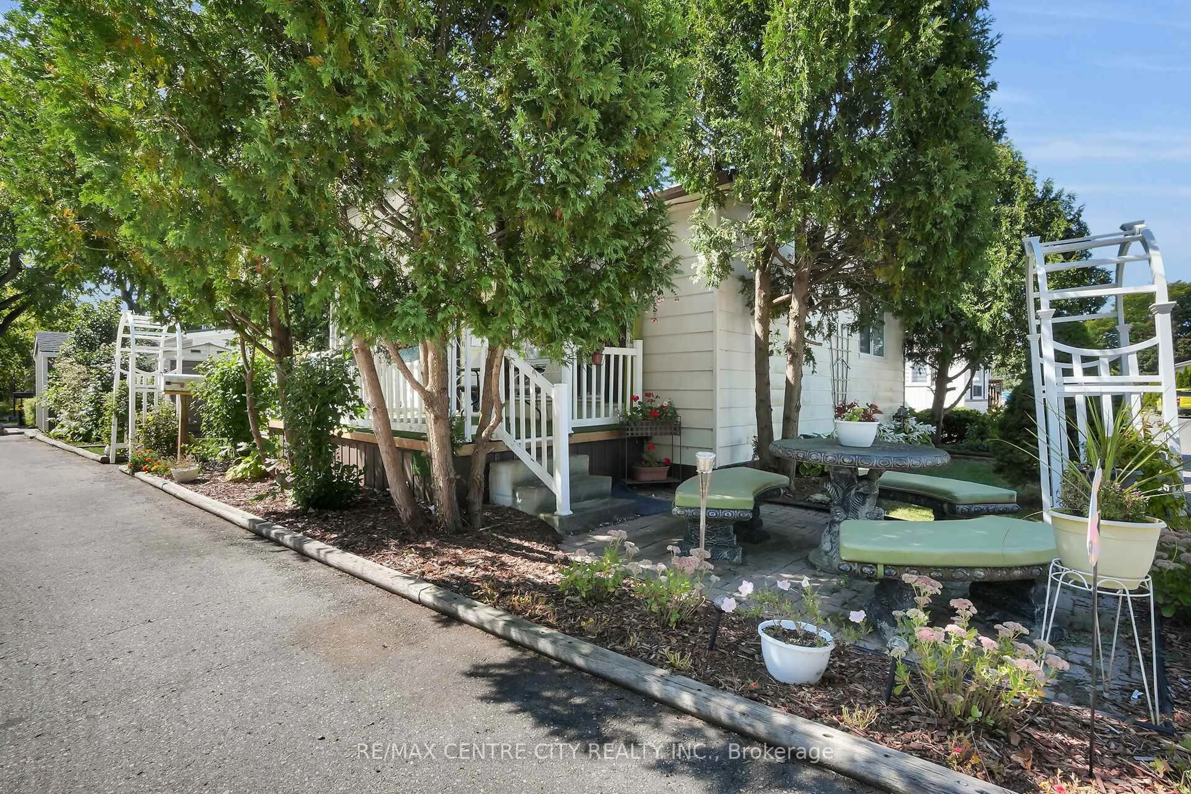 A pic from outside/outdoor area/front of a property/back of a property/a pic from drone, street for 198 Springbank Dr #87, London South Ontario N6J 1G1