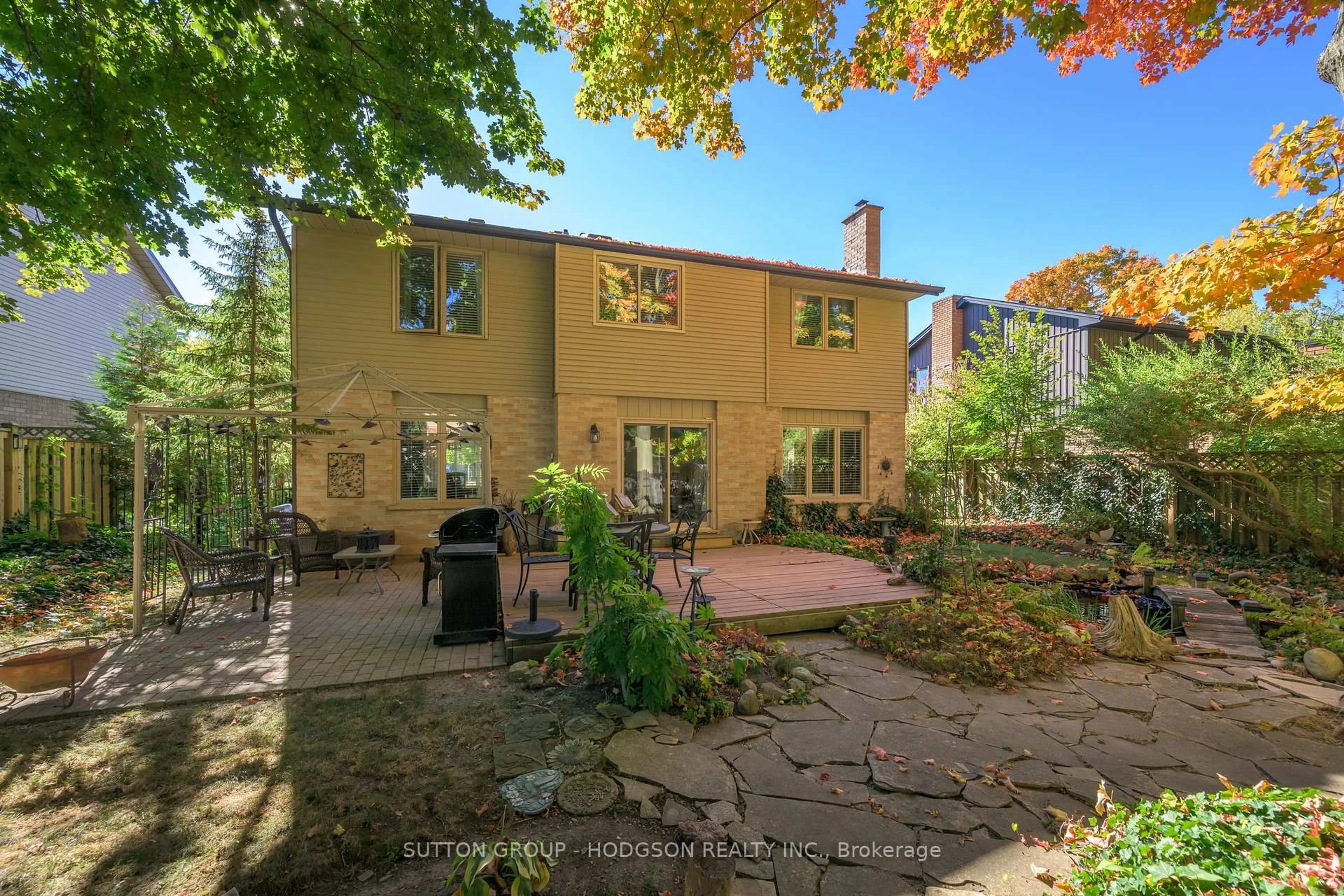 A pic from outside/outdoor area/front of a property/back of a property/a pic from drone, street for 67 Mountainview Cres, London South Ontario N6J 4M7
