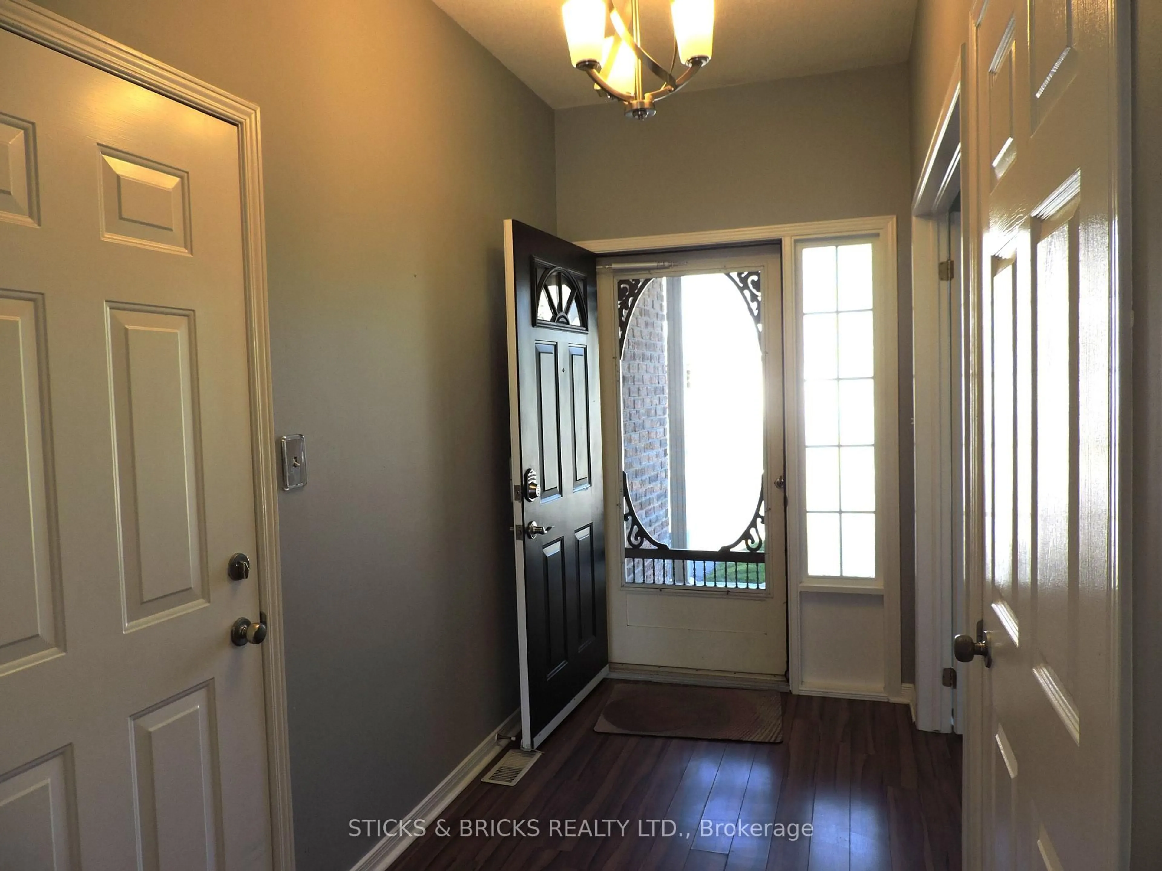 Indoor entryway for 5070 Drummond Rd #27, Niagara Falls Ontario L2E 6E4