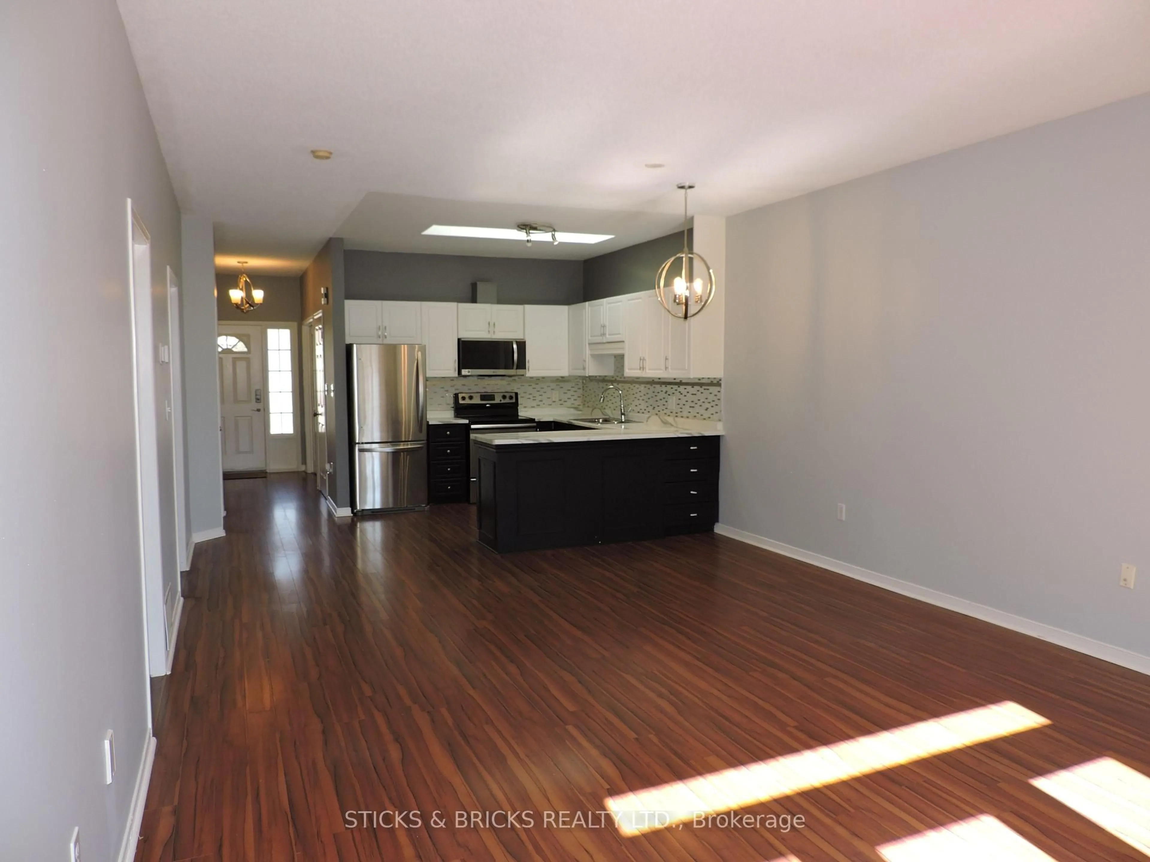 Open concept kitchen, wood/laminate floor for 5070 Drummond Rd #27, Niagara Falls Ontario L2E 6E4