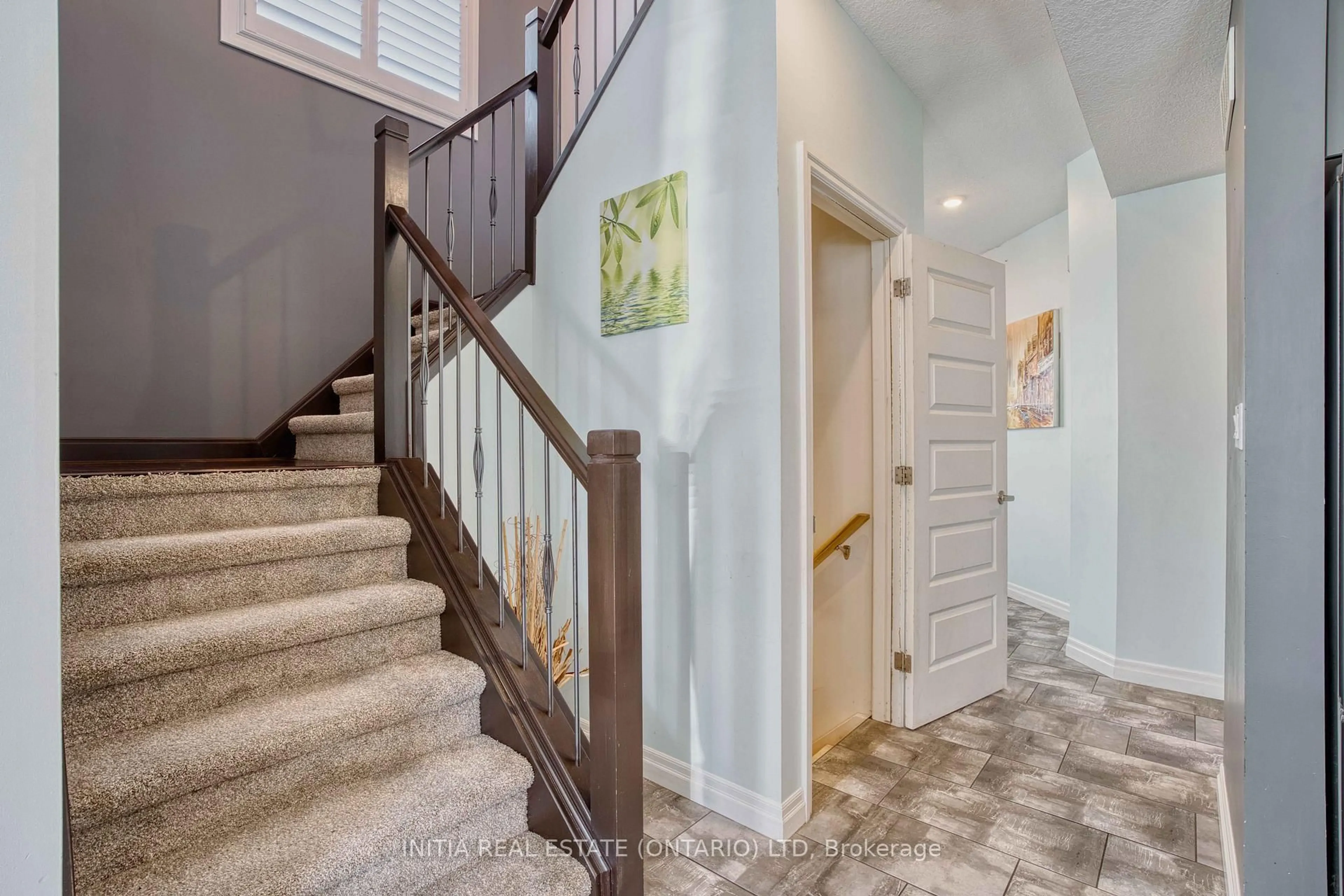 Indoor entryway for 571 Freeport St, London North Ontario N6G 5B1