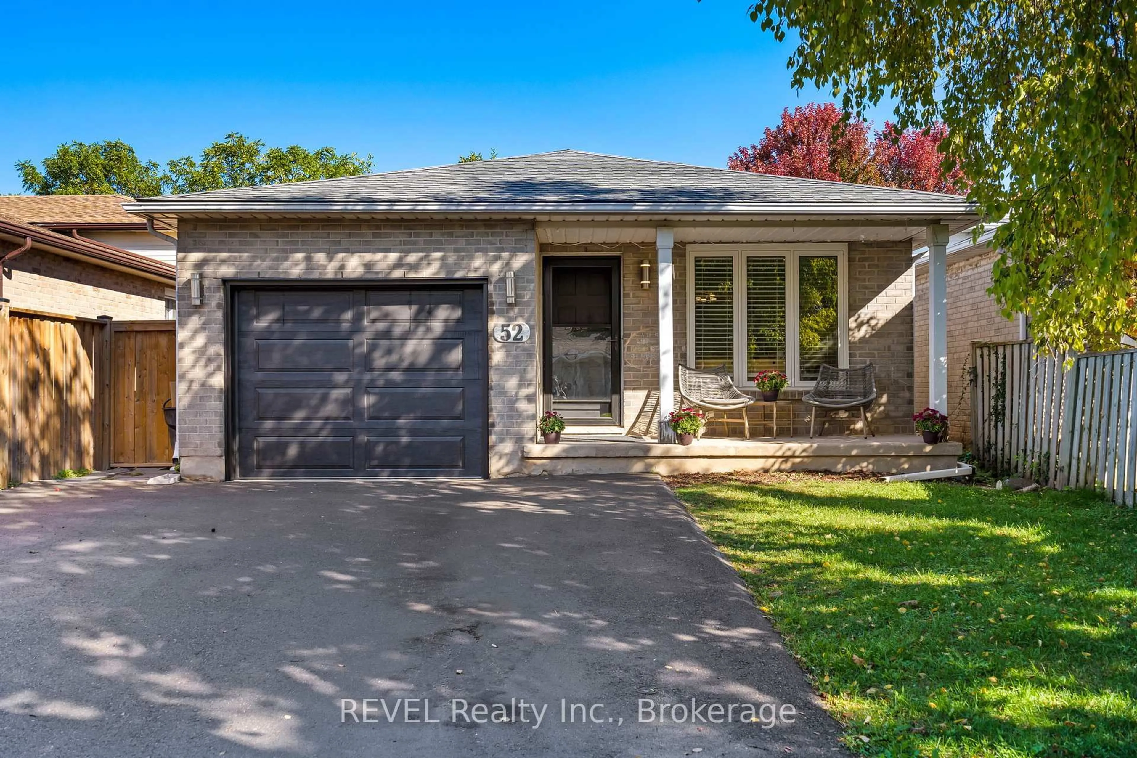 Home with vinyl exterior material, street for 52 Sandra Cres, Grimsby Ontario L3M 4Y6