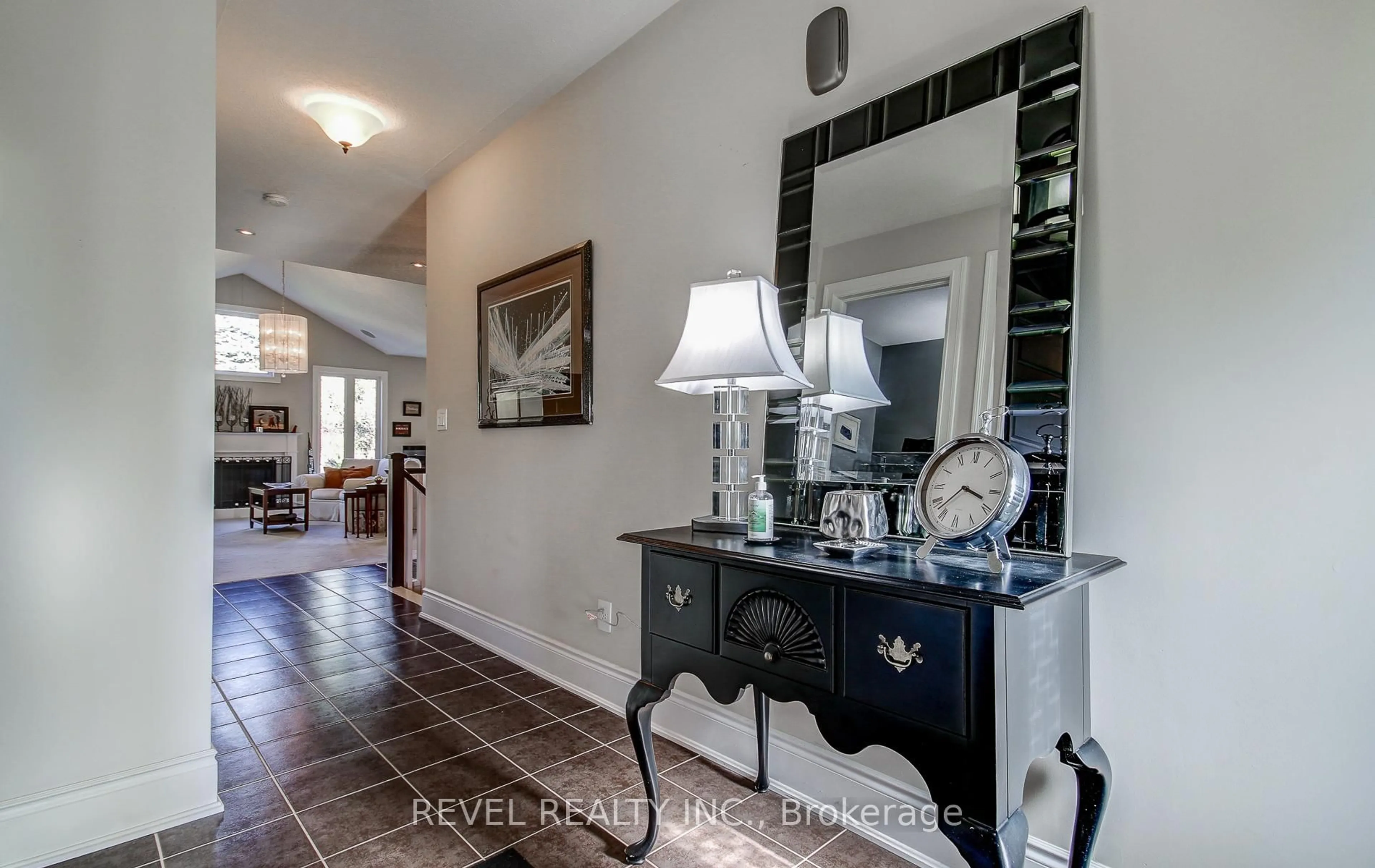 Indoor foyer for 126 Aberfoyle Mill Cres, Puslinch Ontario N1H 6H9