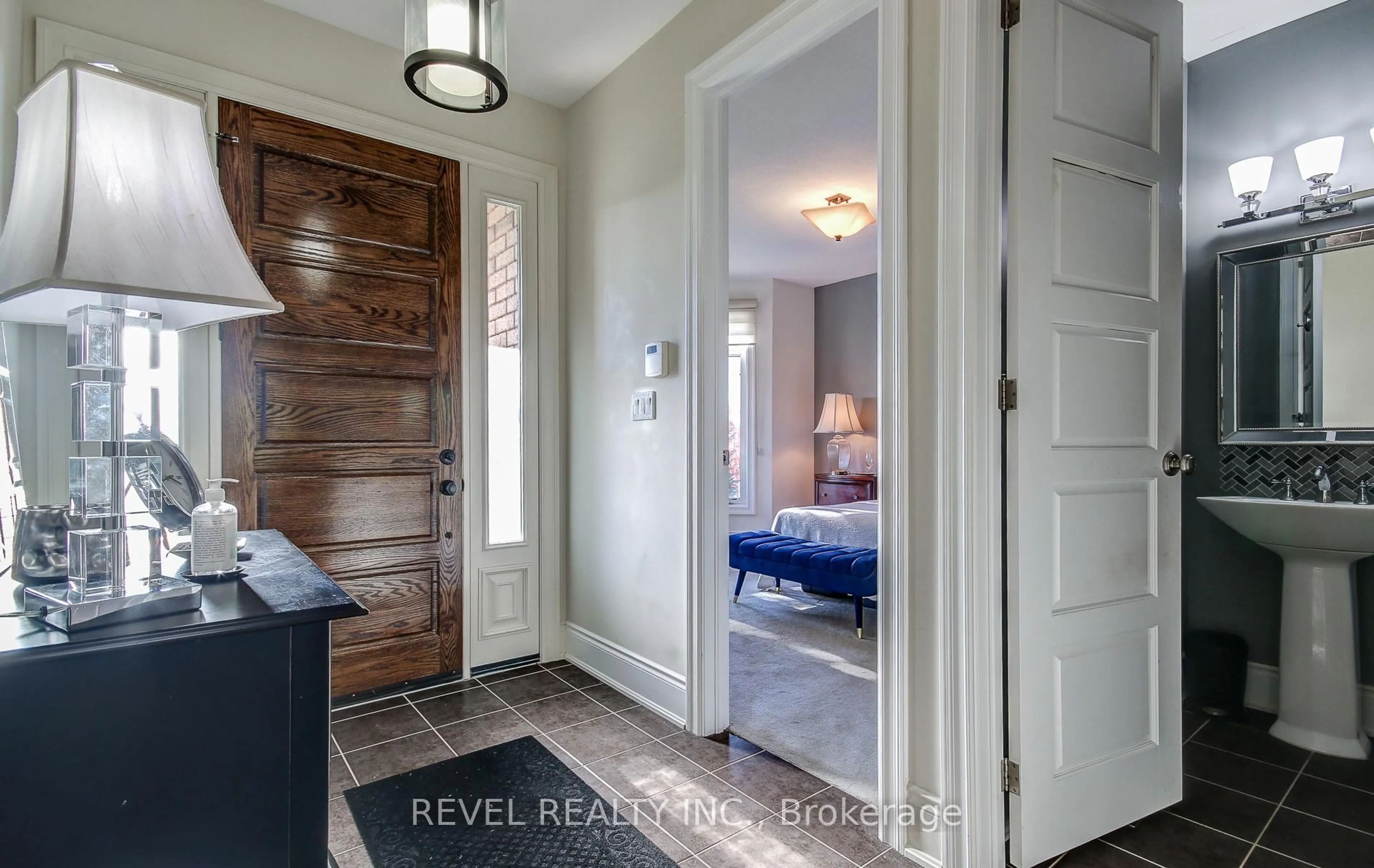 Indoor entryway for 126 Aberfoyle Mill Cres, Puslinch Ontario N1H 6H9